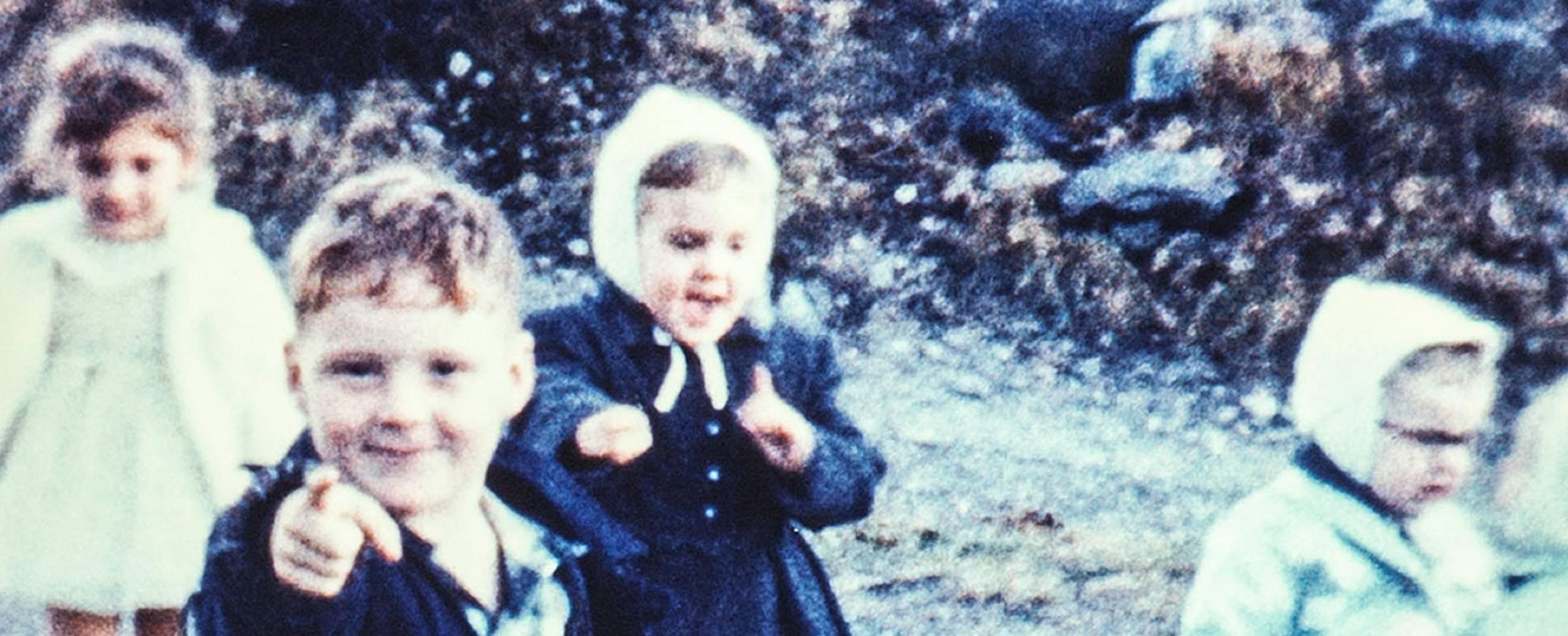 Aus einer bedeutenden Unternehmenssammlung entnommen. 

Du (Fünf Kinder)
Aus der Rezension der NY Times:
Die großen Farbfotografien lassen nichts von ihrer sorgfältigen Entstehung erahnen. Sie sind
großzügig impressionistisch, einige suggerieren
