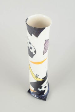 Marianne Hallberg. Dreieckige Vase aus Steingut mit grafischem Muster. 1980s
