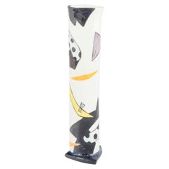 Marianne Hallberg. Dreieckige Vase aus Steingut mit grafischem Muster. 1980s