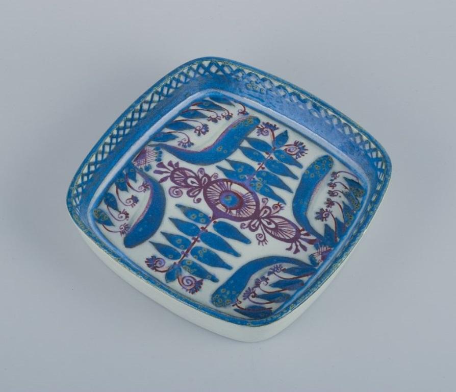 Marianne Johanson for Royal Copenhagen /Aluminia
Square dish in faience, hand-decorated with floral motifs.
1980s.
Marked.
First factory quality.
In perfect condition.
Dimensions: Diameter 17.0 cm, Height 3.3 cm.