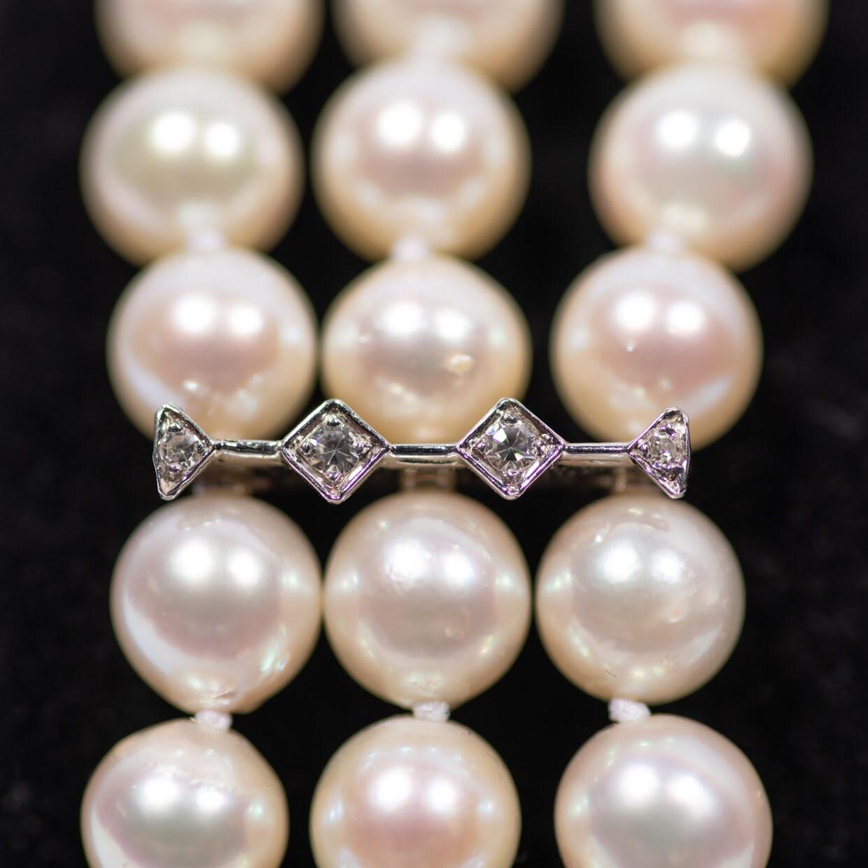 Taille ronde Marianne Ostier Bracelet en or blanc à 3 rangs de perles Akoya et diamants en vente