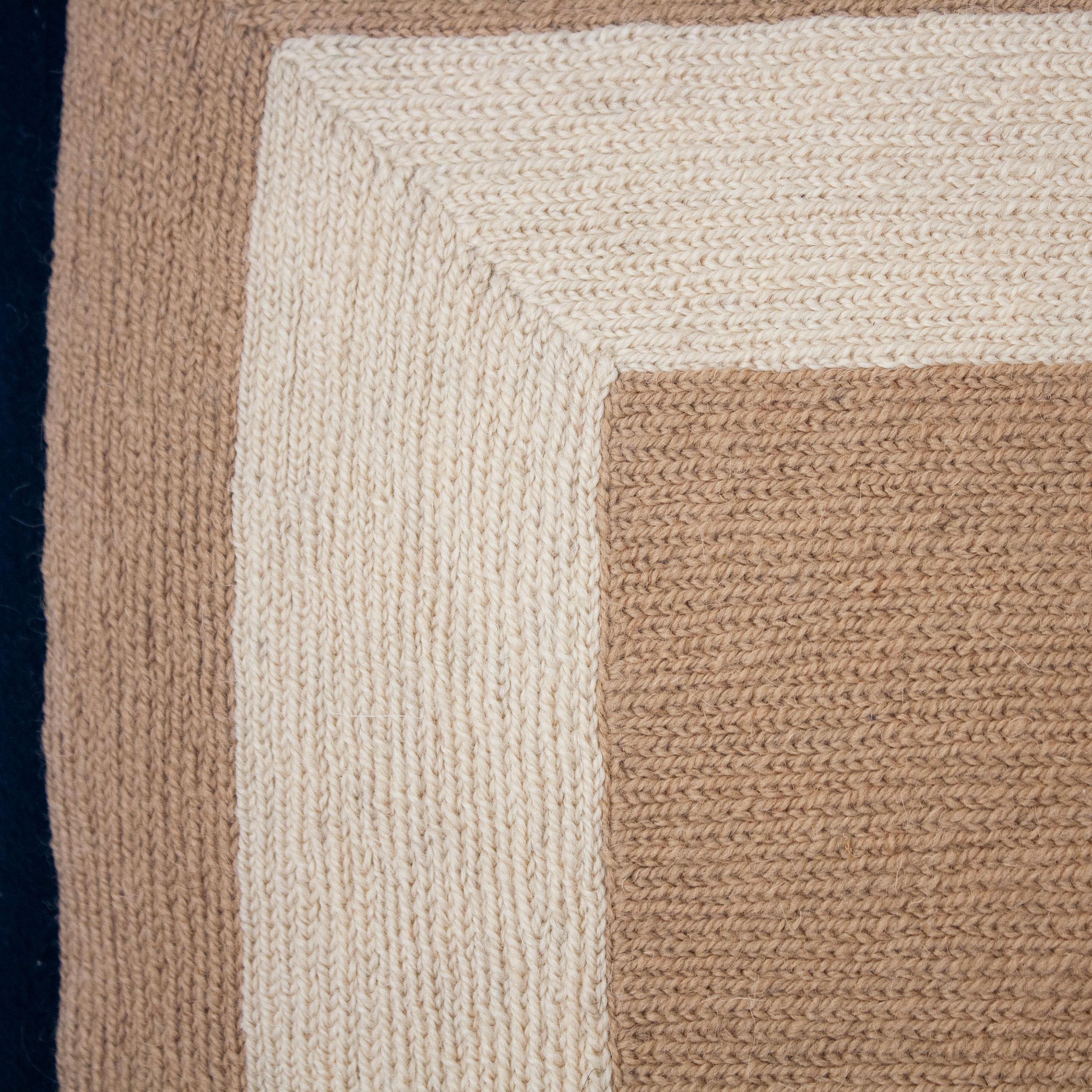 Ce coussin géométrique a été brodé à la main de manière éthique par des artisans du Cachemire, en Inde, à l'aide d'une technique de broderie traditionnelle propre à cette région.

L'achat de cet oreiller artisanal permet de soutenir les artisans et