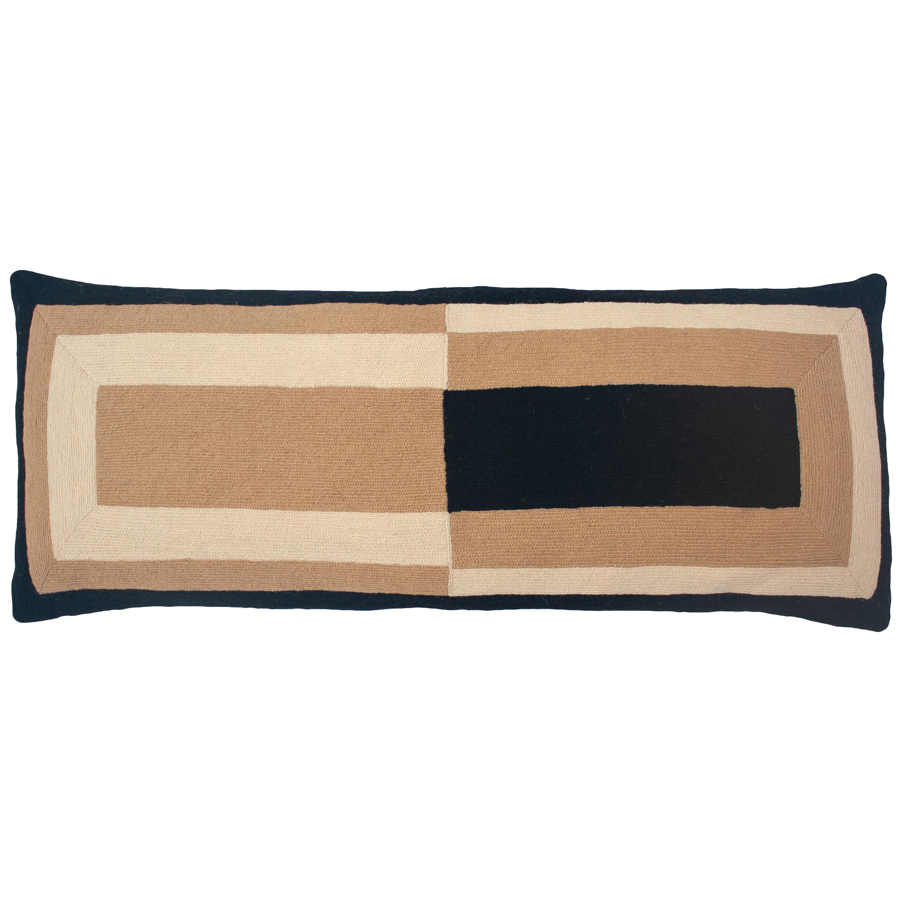 Couvercle d'oreiller rectangulaire noir brodé à la main Marianne, motif géométrique moderne