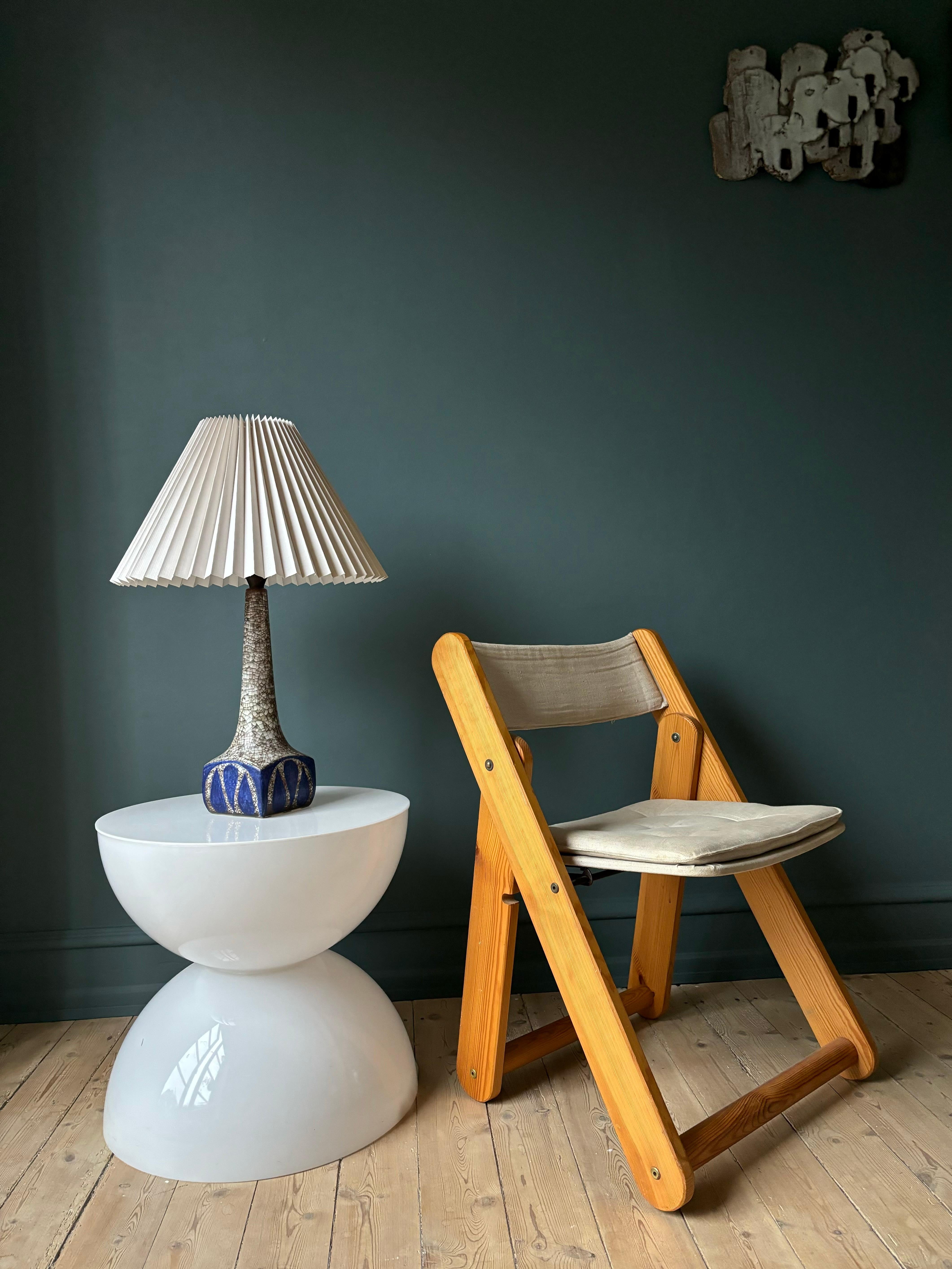 Lampe de table haute et élancée en céramique de style scandinave moderne du milieu du siècle, conçue par Marianne Starck pour Michael Andersen & Son. Fabriqué à la main sur l'île danoise de Bornholm dans les années 1960. Nuances grises chaudes de la