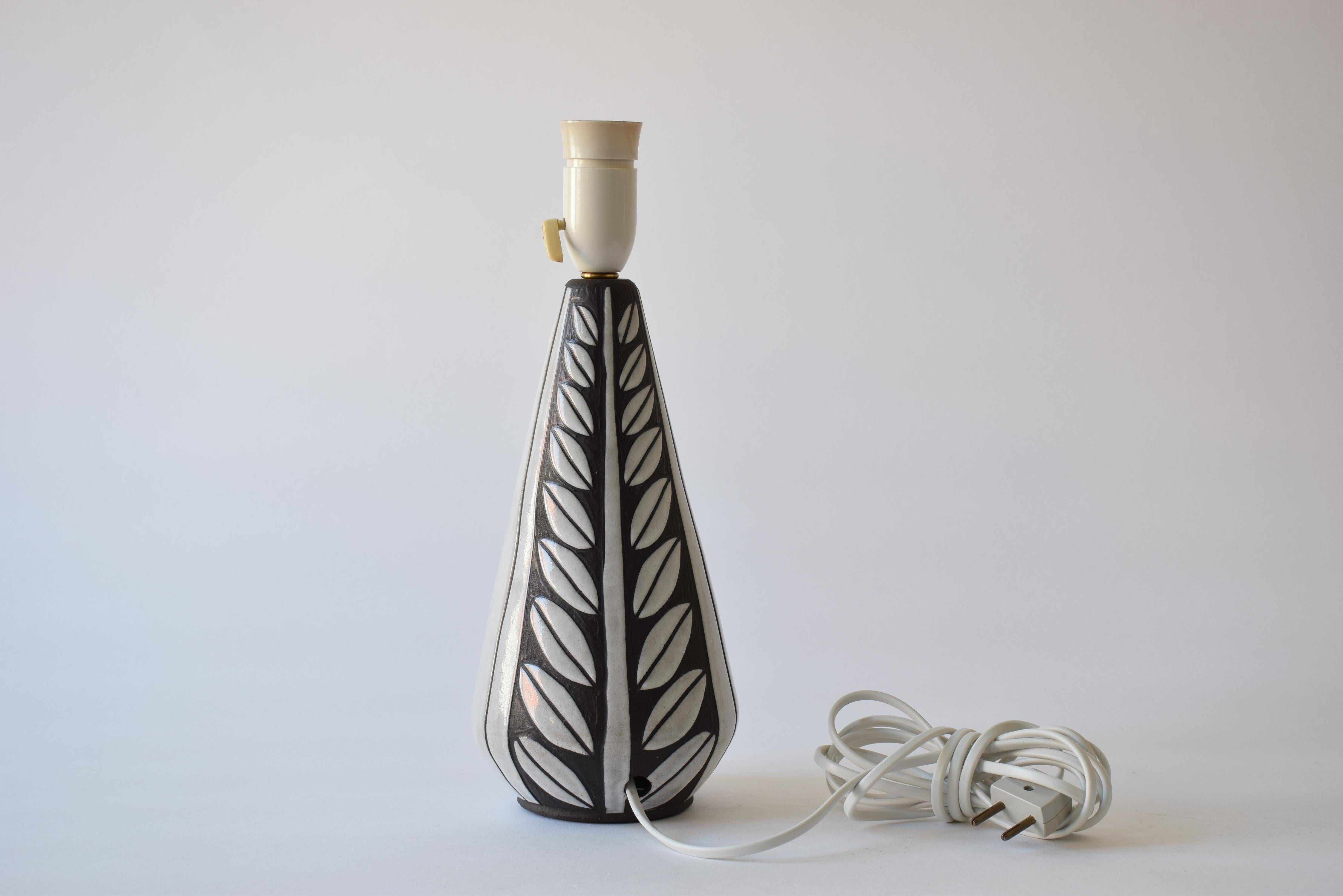 Mid-Century Modern Marianne Starck pour MA&S Ceramic Lampe de table Sgraffito Negro Tribal Danish, années 1960 en vente
