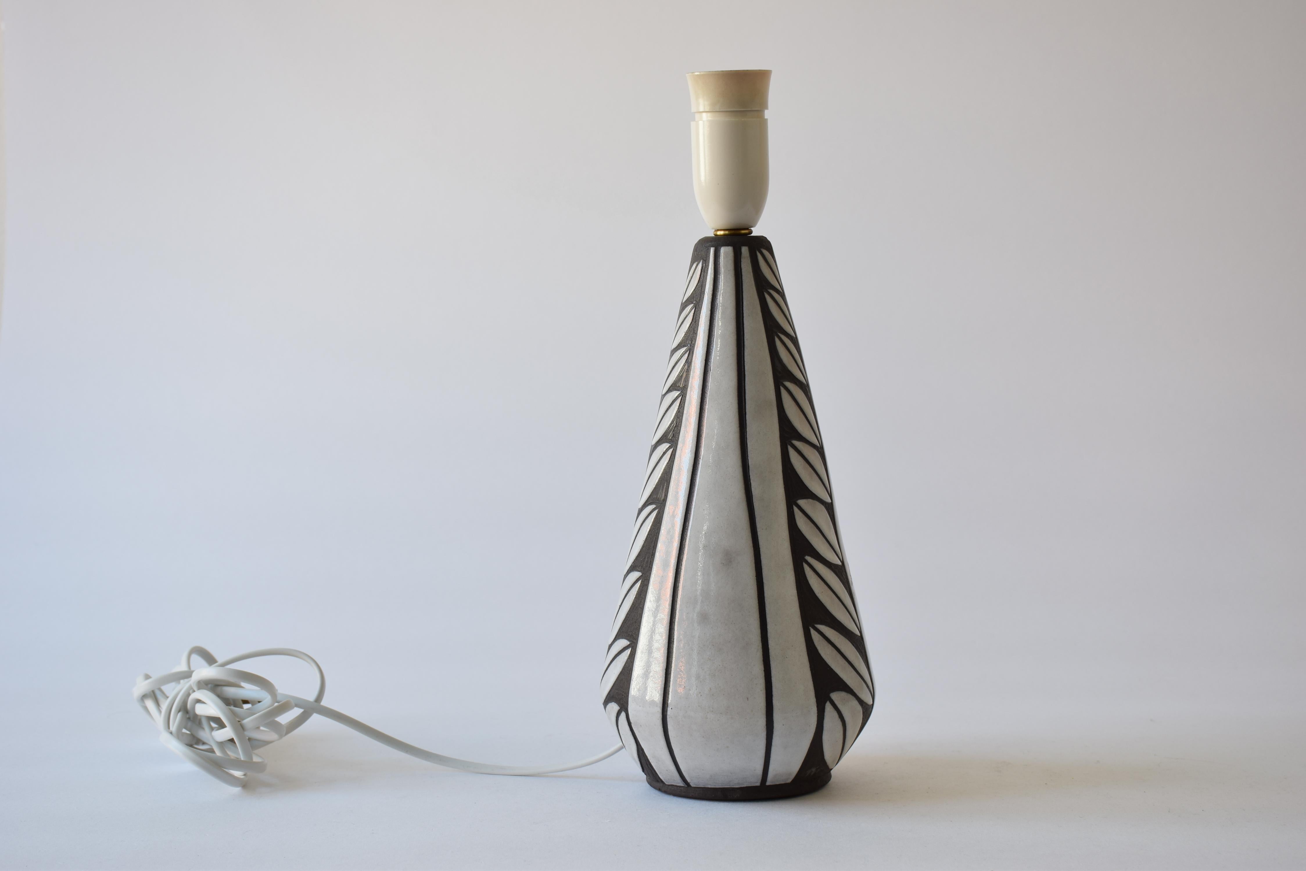 Milieu du XXe siècle Marianne Starck pour MA&S Ceramic Lampe de table Sgraffito Negro Tribal Danish, années 1960 en vente
