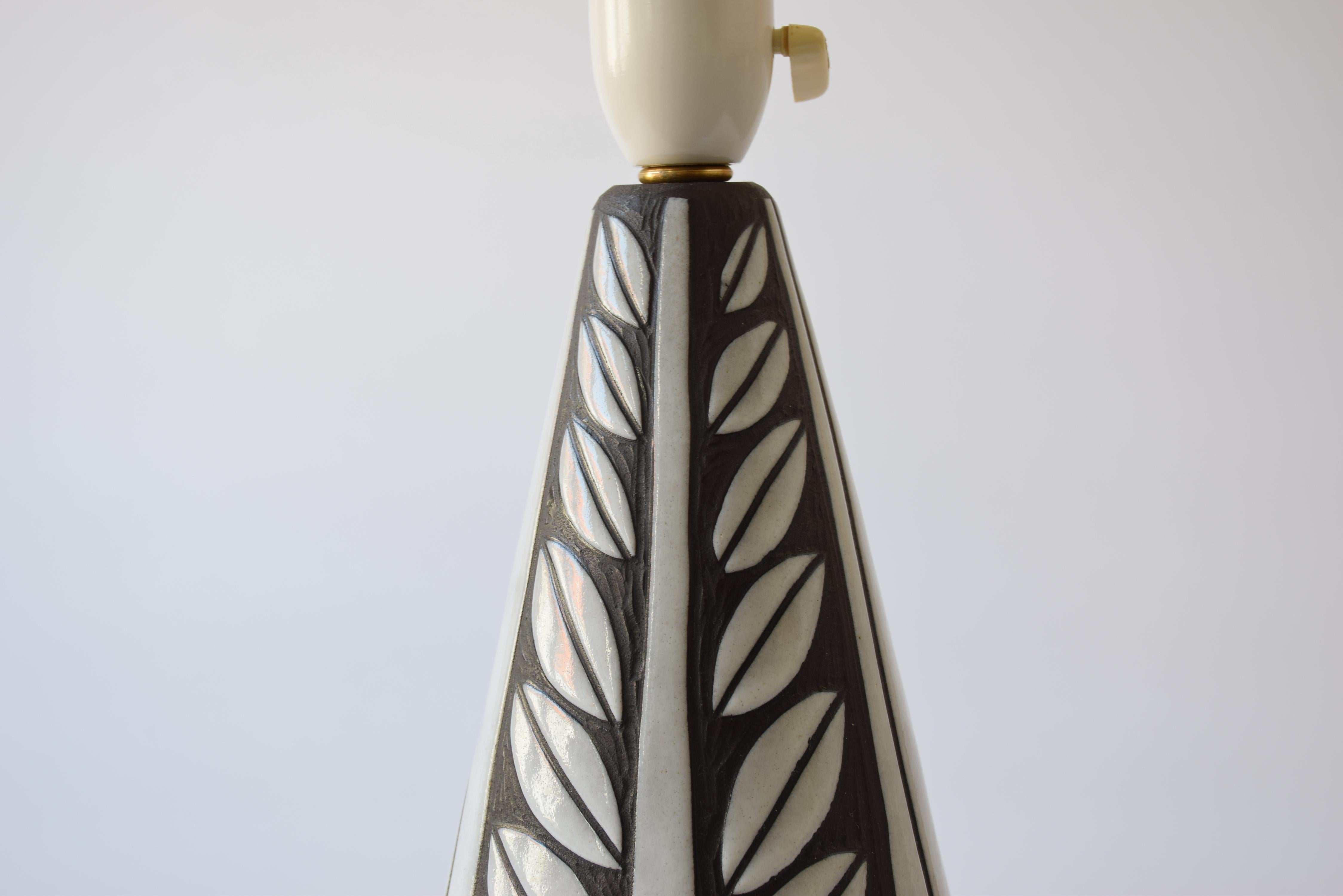 Céramique Marianne Starck pour MA&S Ceramic Lampe de table Sgraffito Negro Tribal Danish, années 1960 en vente