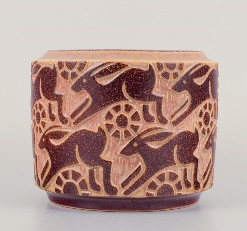 Marianne Starck per Michael Andersen, Bornholm
Vaso modernista in gres.
Motivo di una lepre che salta.
Circa anni '60.
Model 6426.
Contrassegnato.
Condizioni perfette.
Dimensioni: Diametro 16,0 cm. x Altezza 13,2 cm.
