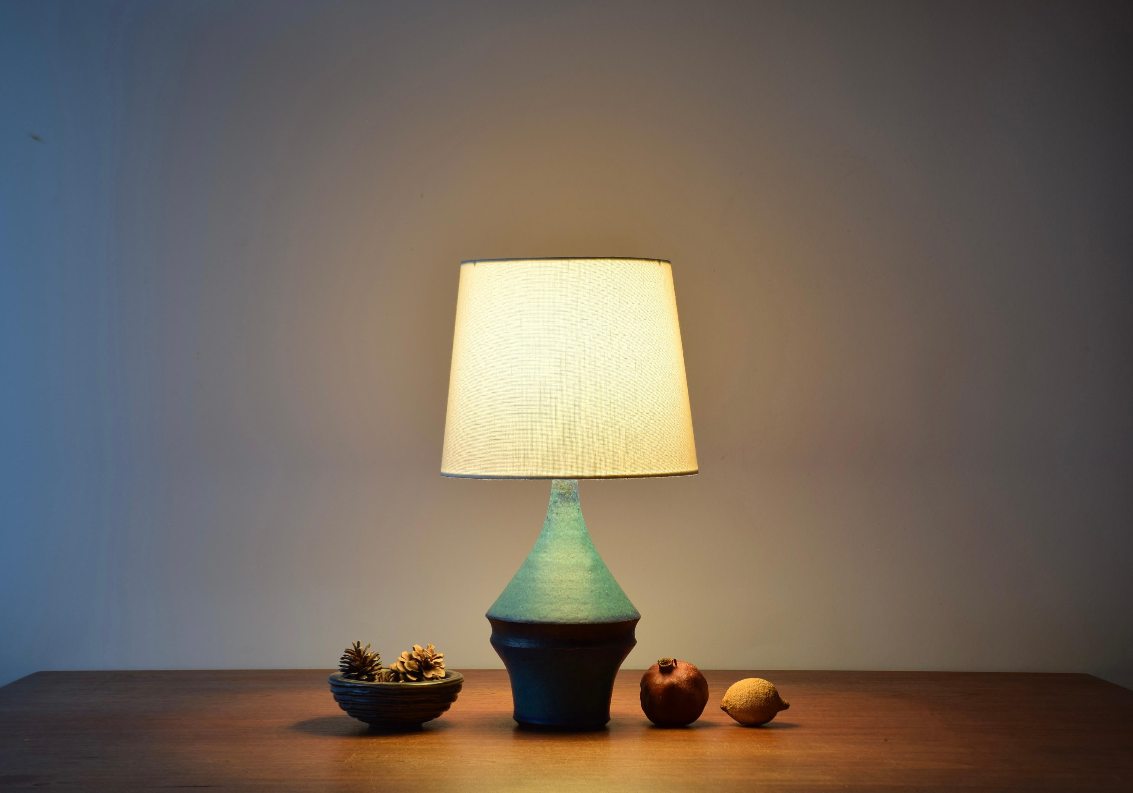 Lámpara de mesa escultórica danesa de mediados de siglo, de Marianne Starck para Michael Andersen & Søn.
Esmalte azul caribe y arcilla marrón oscura.
Fabricado hacia la década de 1960. 

Se incluye una nueva pantalla de lámpara diseñada y fabricada