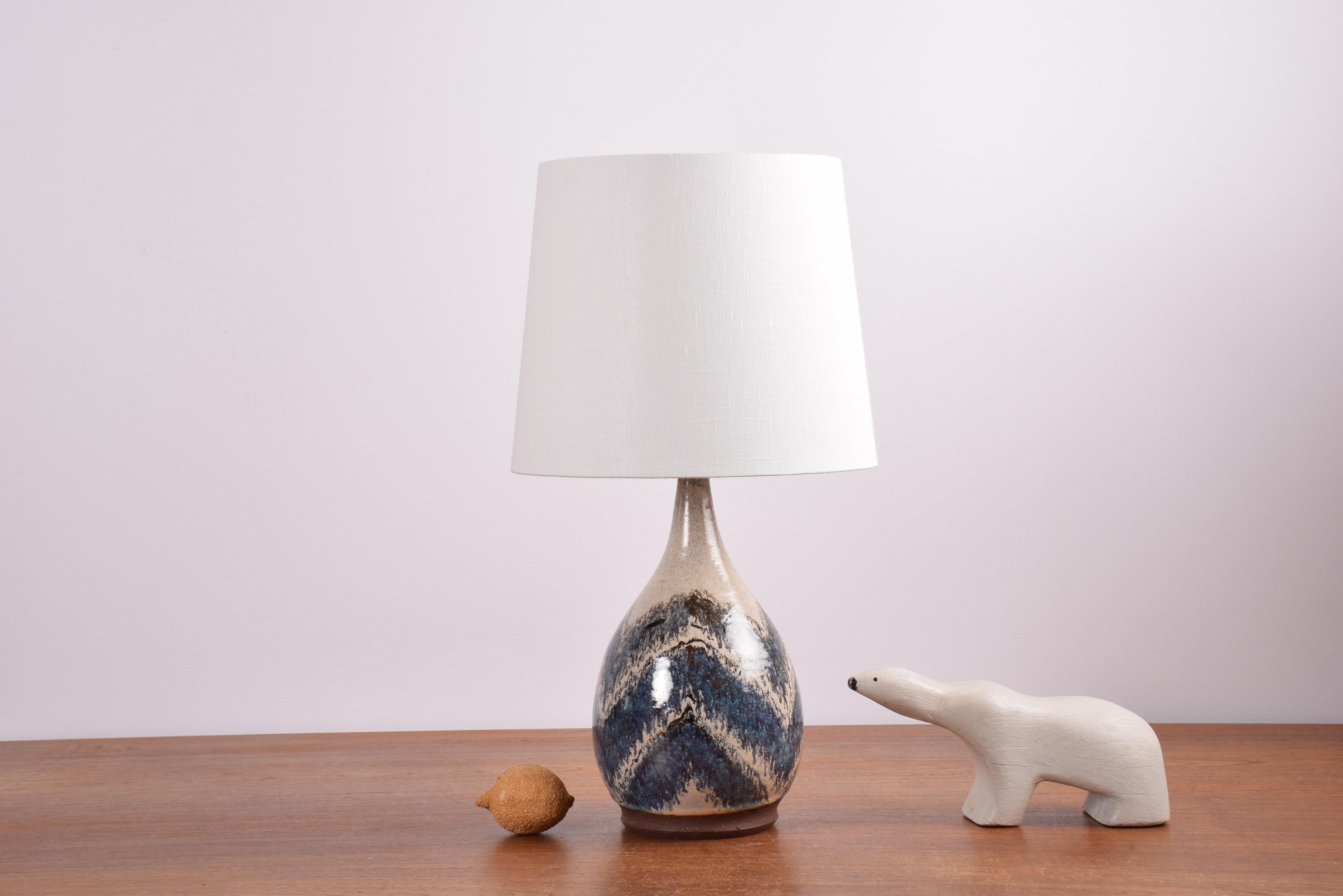 Lampe de table danoise du milieu du siècle par Marianne Starck pour Michael Andersen & Søn avec un décor en zig zag peint à la main en glaçure bleue et brune sur glaçure beige.
Fabriqué vers les années 1960-1970. 

Marquage complet sur le fond avec