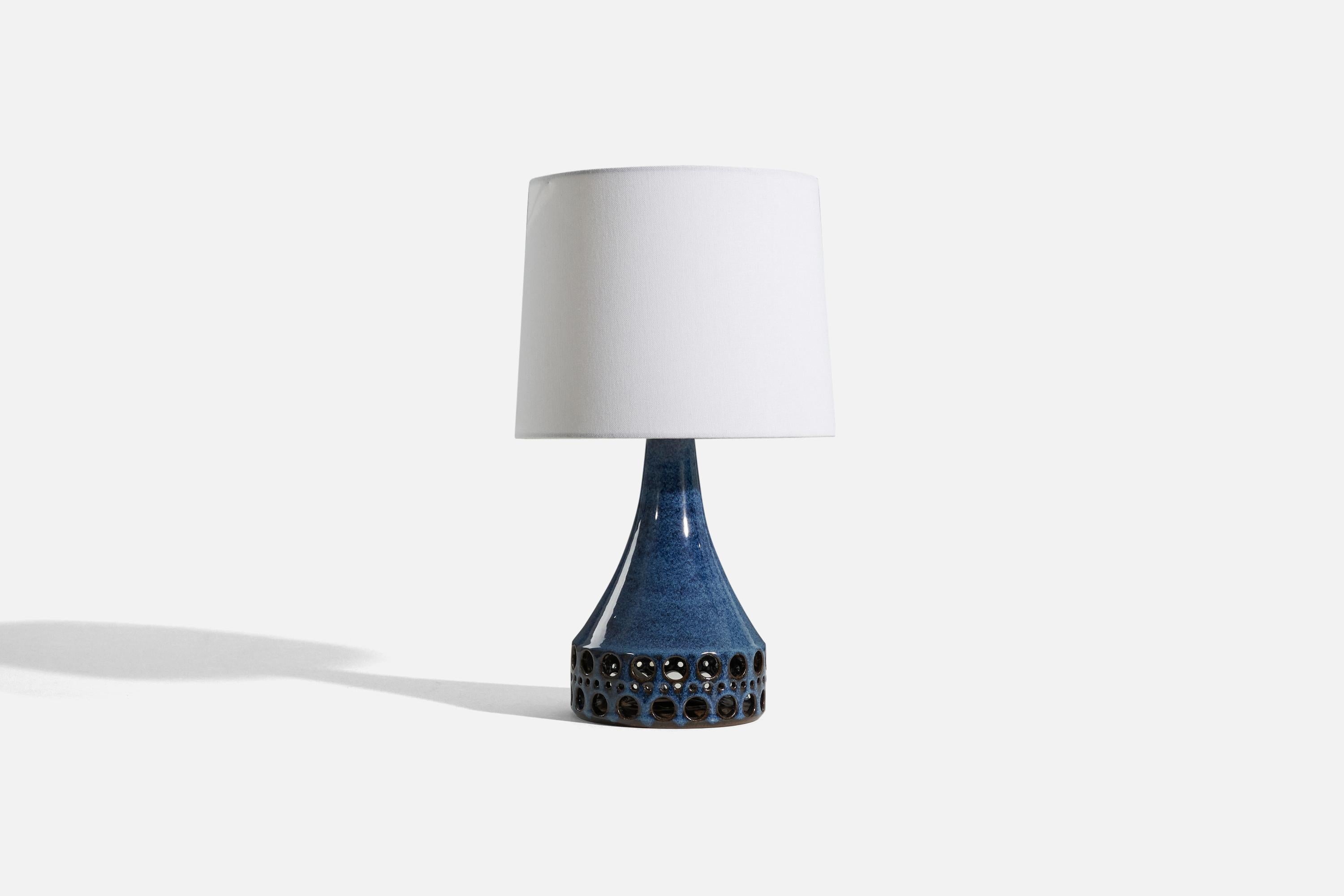 A blue stoneware table lamp designed by Marianne Starck, and produced by Michael Andersen Keramik, Denmark, 1960s. 

Sold without lampshade. 
Dimensions of Lamp (inches) : 12.4375 x 6.125 x 6.125 (H x W x D)
Dimensions of Shade (inches) : 9 x 10