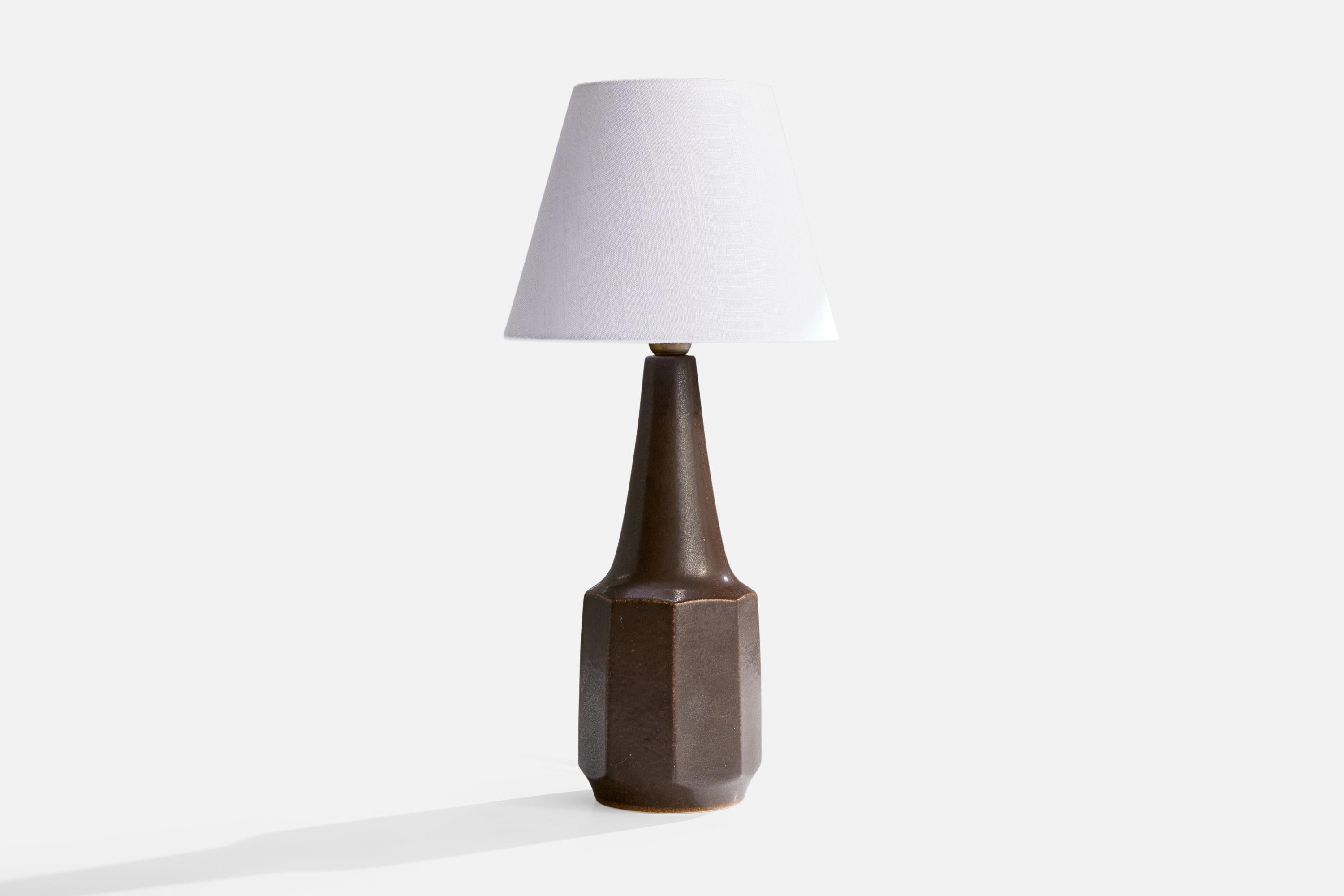 Lampada da tavolo in ottone e gres smaltato marrone disegnata da Marianne Stark e prodotta da Michael Andersen, Danimarca, anni '60 circa.

Dimensioni della lampada con paralume (pollici): 16,25 