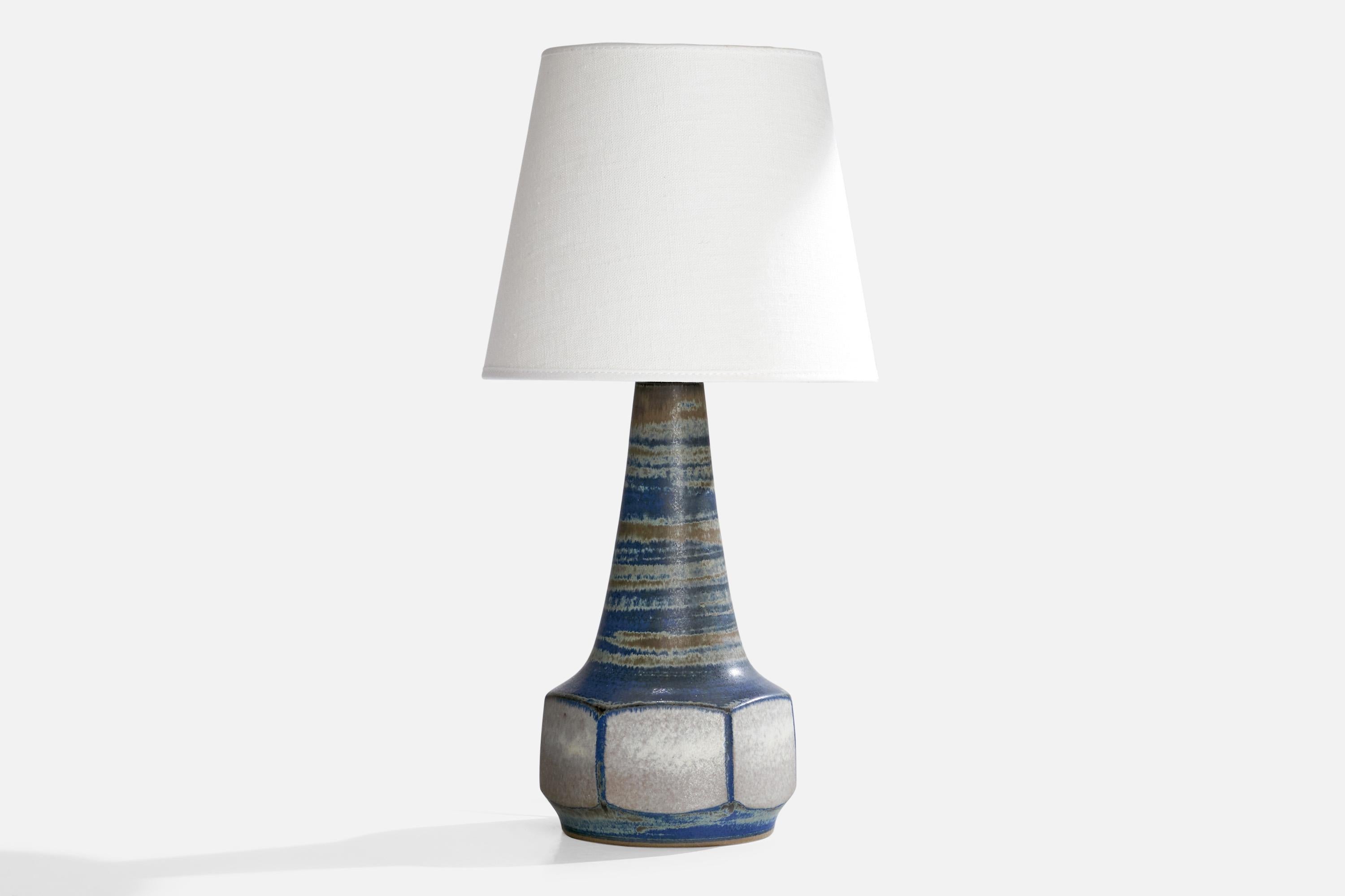 Lampe de table en grès émaillé bleu, conçue par Marianne Starck et produite par Michael Andersen, Bornholm, Danemark, années 1960.

Dimensions de la lampe (pouces) : 11.375