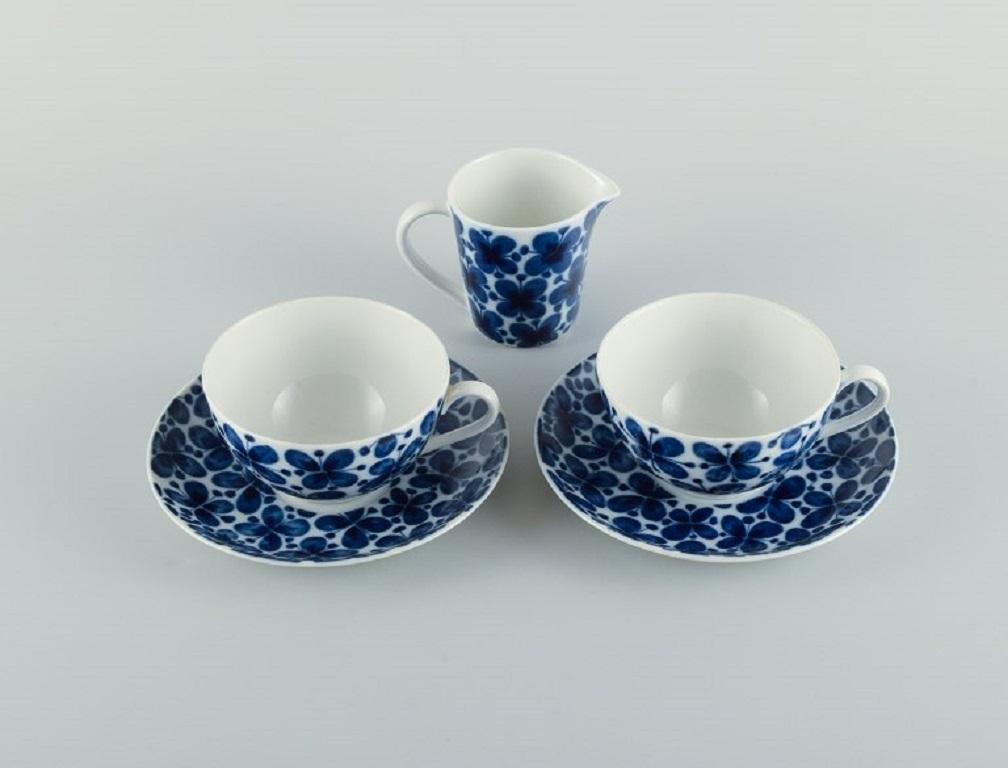 Marianne Westman (1928-2017) for Rörstrand.
Mon Amie, two pairs of large porcelain teacups and creamer.
Mid-20th century.
Teacup: D 10.5 cm. (without handle) H 6.0 cm.
Saucer: D 15.5 cm.
Cream jug: H 7.5 cm.
In excellent condition.
A cup with a