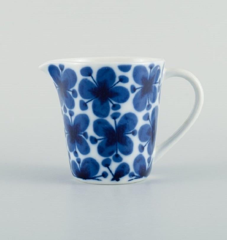 Marianne Westman (1928-2017) for Rörstrand. Porcelain teacups and creamer. 1
