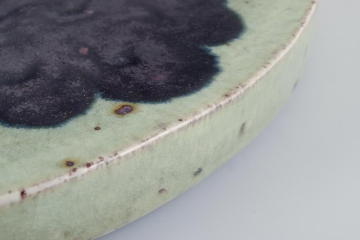 Marianne Westman for Rörstrand, large handmade dish in stoneware. In Excellent Condition For Sale In Copenhagen, DK