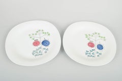 Marianne Westman pour Rörstrand. Deux assiettes en faïence. Série « Pomona », milieu du XXe siècle.