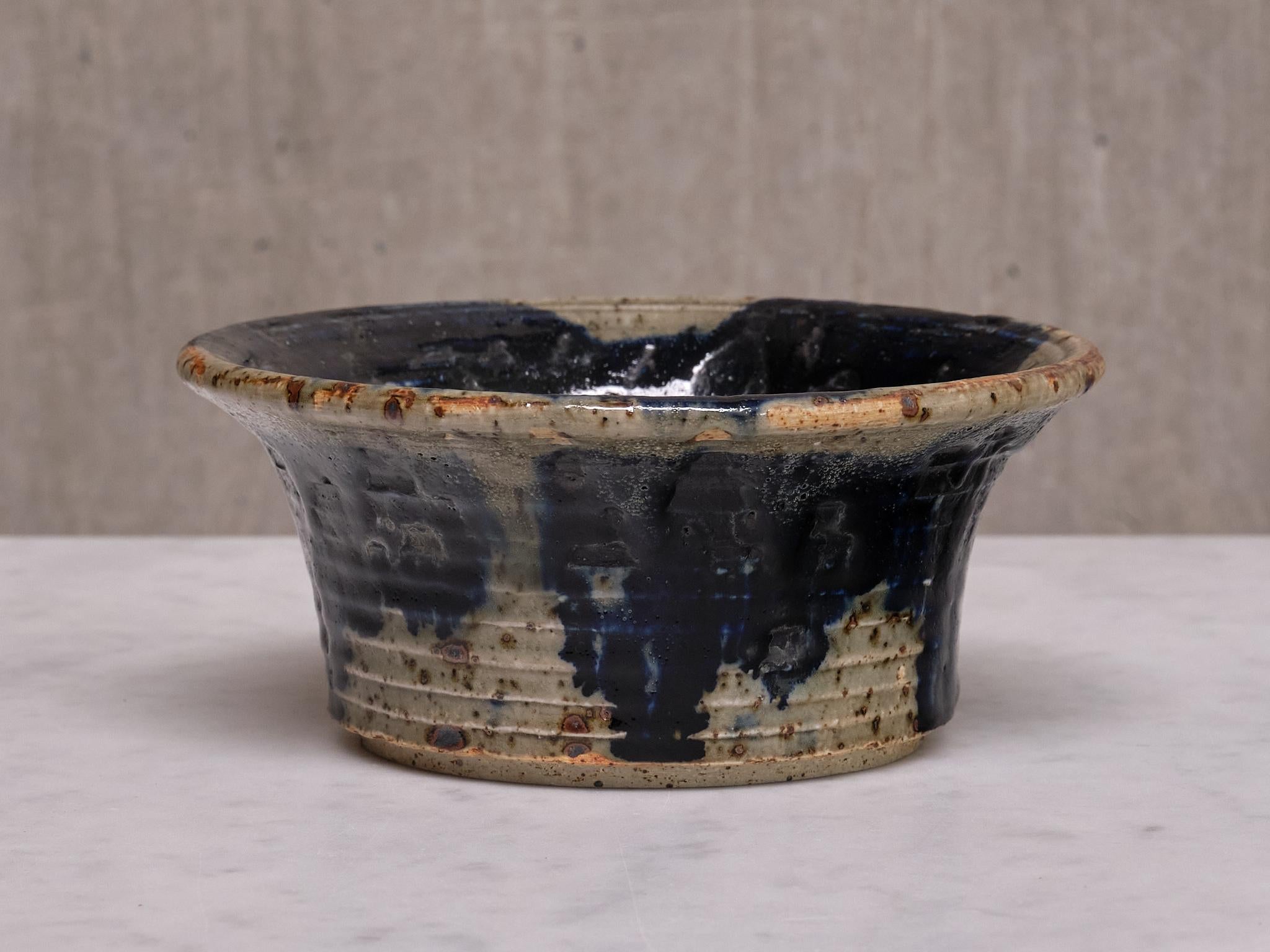 Questa ciotola in gres è stata disegnata da Marianne Westman e prodotta in Svezia nel 1964.  Westman ha disegnato molti classici per la fabbrica svedese di ceramiche Rörstrand, soprattutto stoviglie in porcellana. La sua piccola ed espressiva