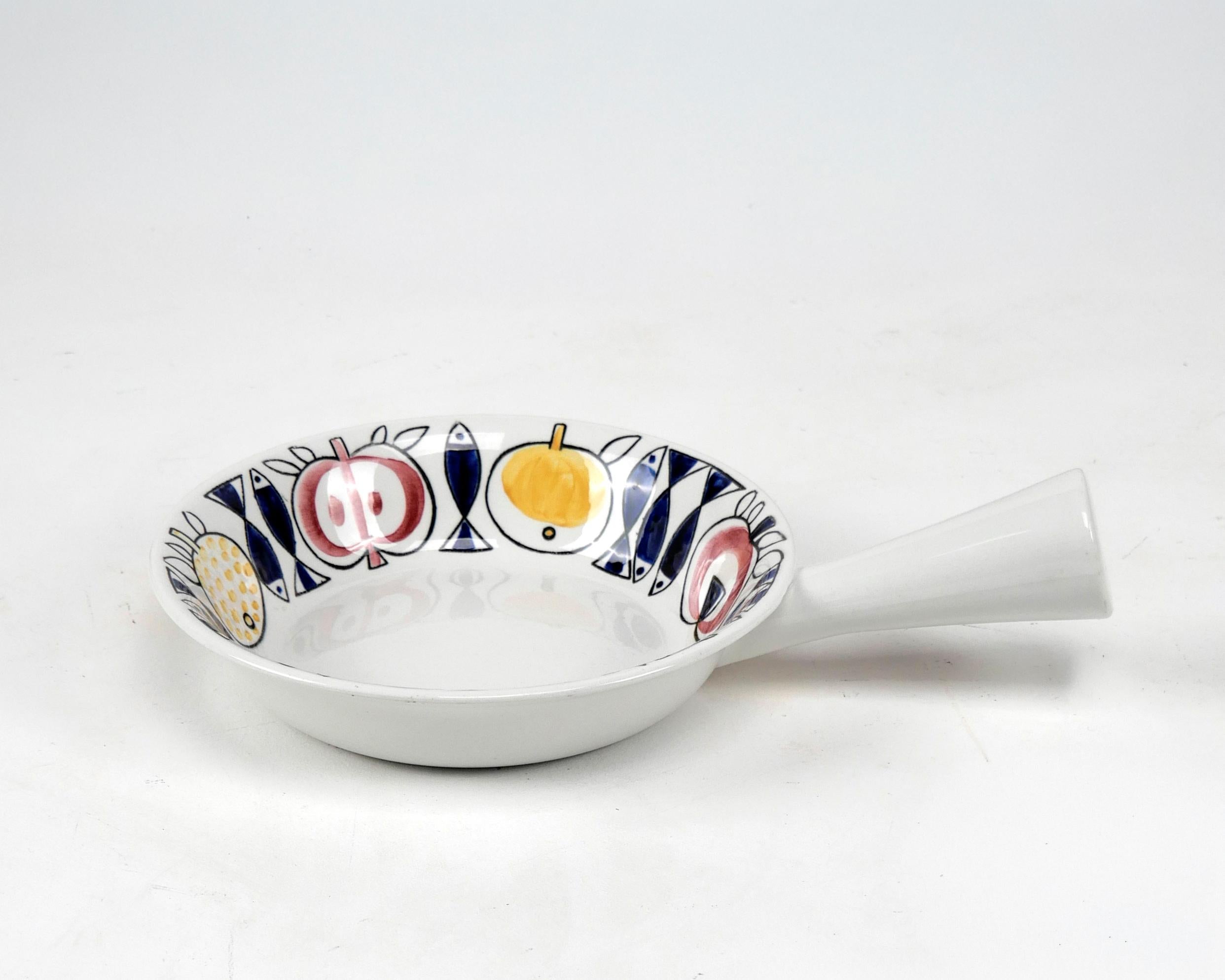 Marianne Westman, Rörstrand 'Pomona' no.13 ceramic pan with handle, Sweden, 1957 im Zustand „Gut“ im Angebot in London, GB
