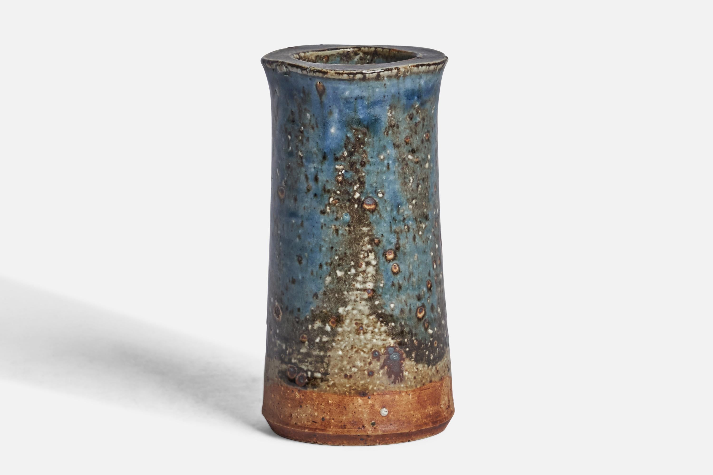 Vase aus blauem, grauem und braun glasiertem Steinzeug, entworfen von Marianne Westman und hergestellt von Rörstrand, Schweden, um 1950.
