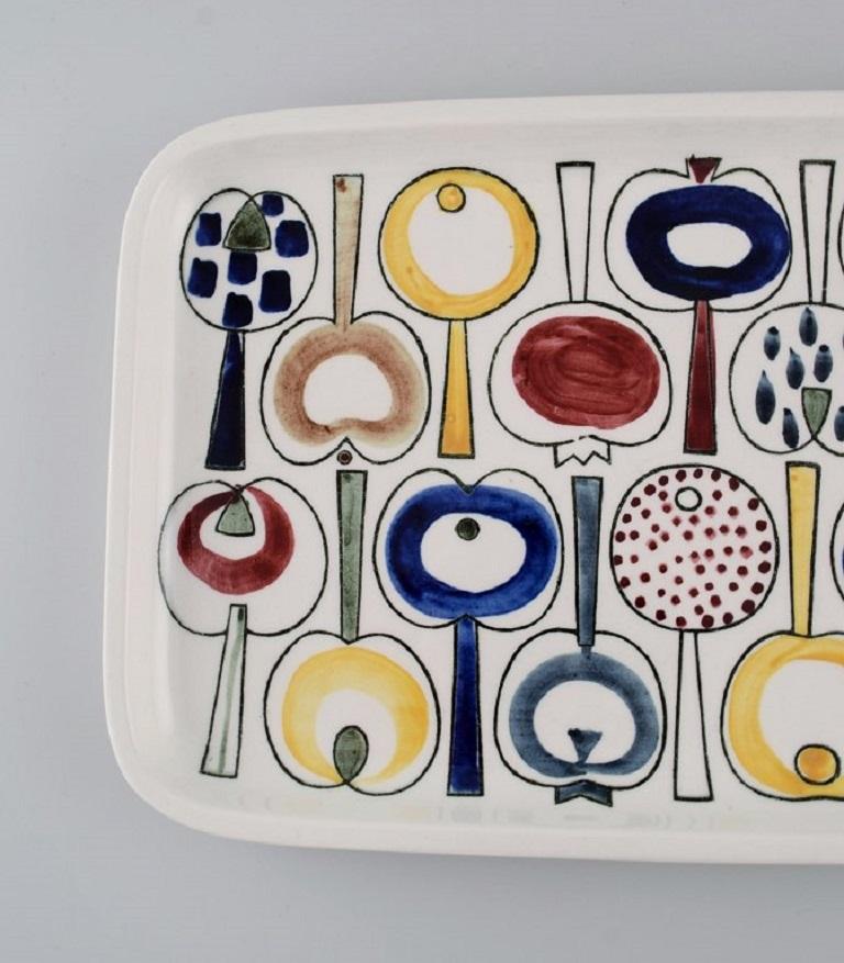 Marianne Westmann per Rörstrand. Grande piatto in gres dipinto a mano. 
Colorato design svedese. 1950s.
Misure: 42,5 x 22,5 x 2,5 cm.
In ottime condizioni.
Timbrato.