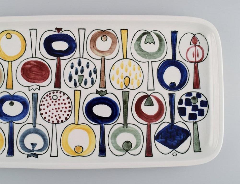 Scandinavo moderno Marianne Westmann per Rörstrand, Piatto grande in gres dipinto a mano in vendita