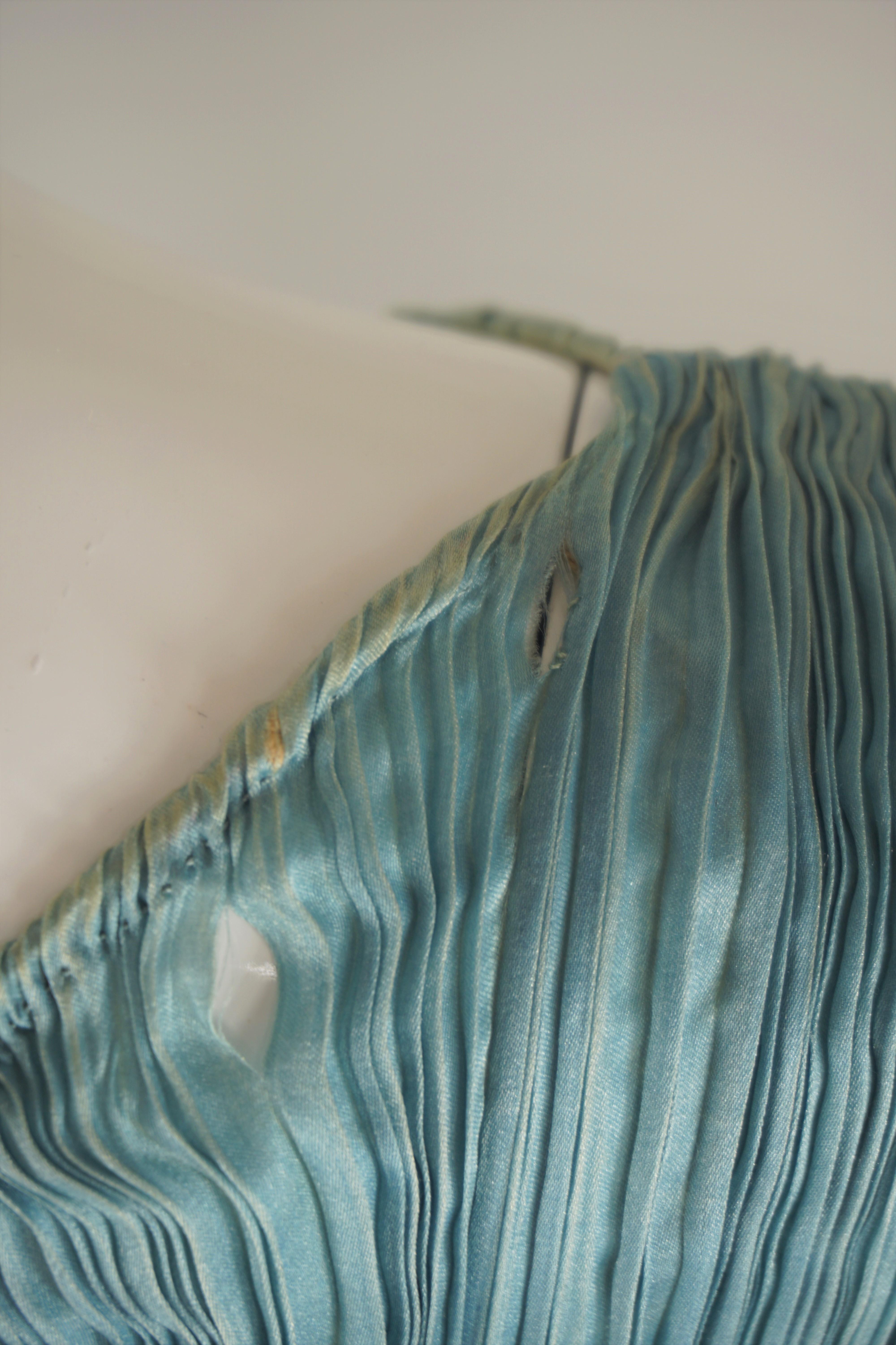 Mariano Fortuny Vestido de seda Delphos plisado azul con cinturón estarcido 10