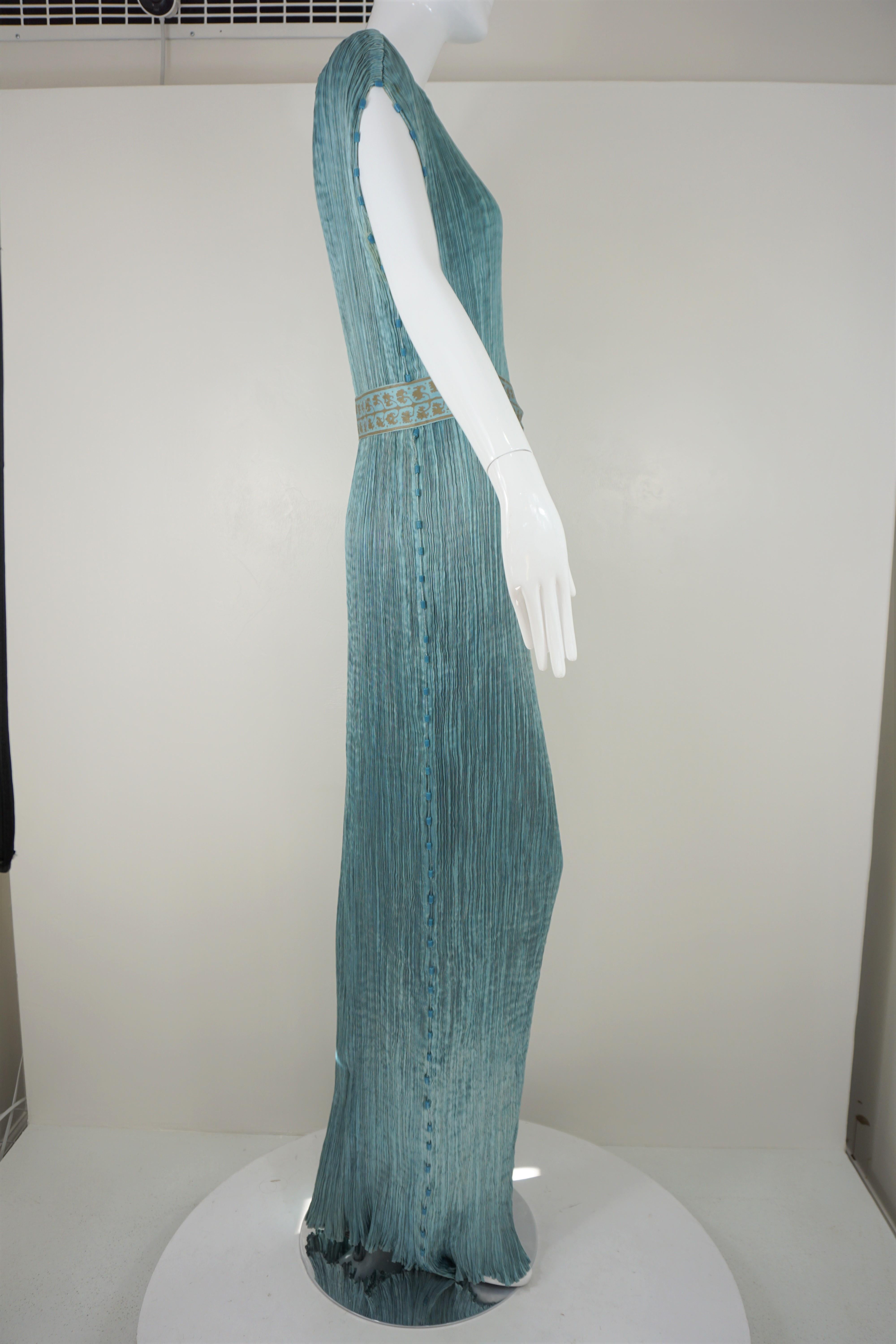 Mariano Fortuny Vestido de seda Delphos plisado azul con cinturón estarcido Gris