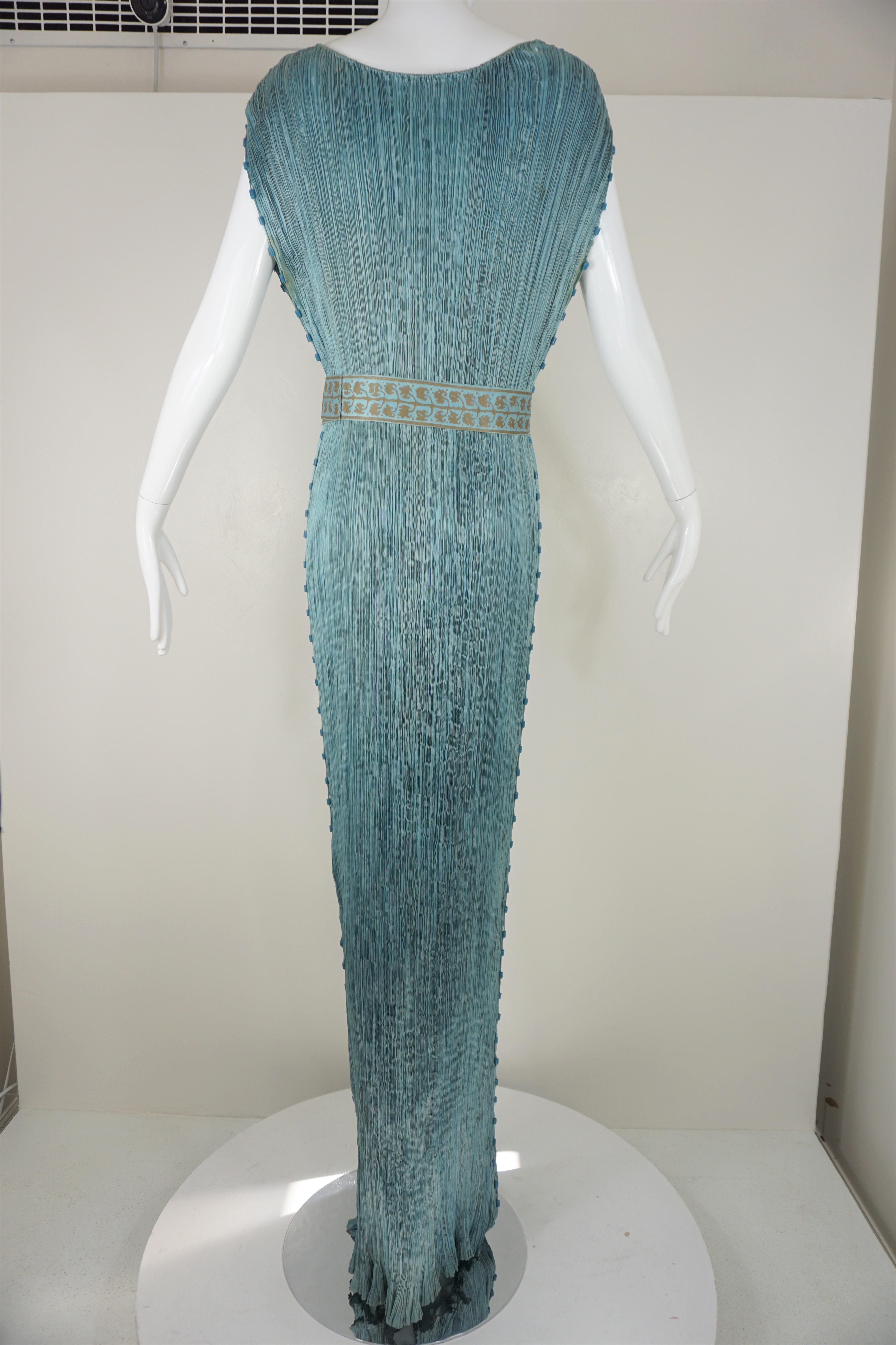De las mujeres Mariano Fortuny Vestido de seda Delphos plisado azul con cinturón estarcido