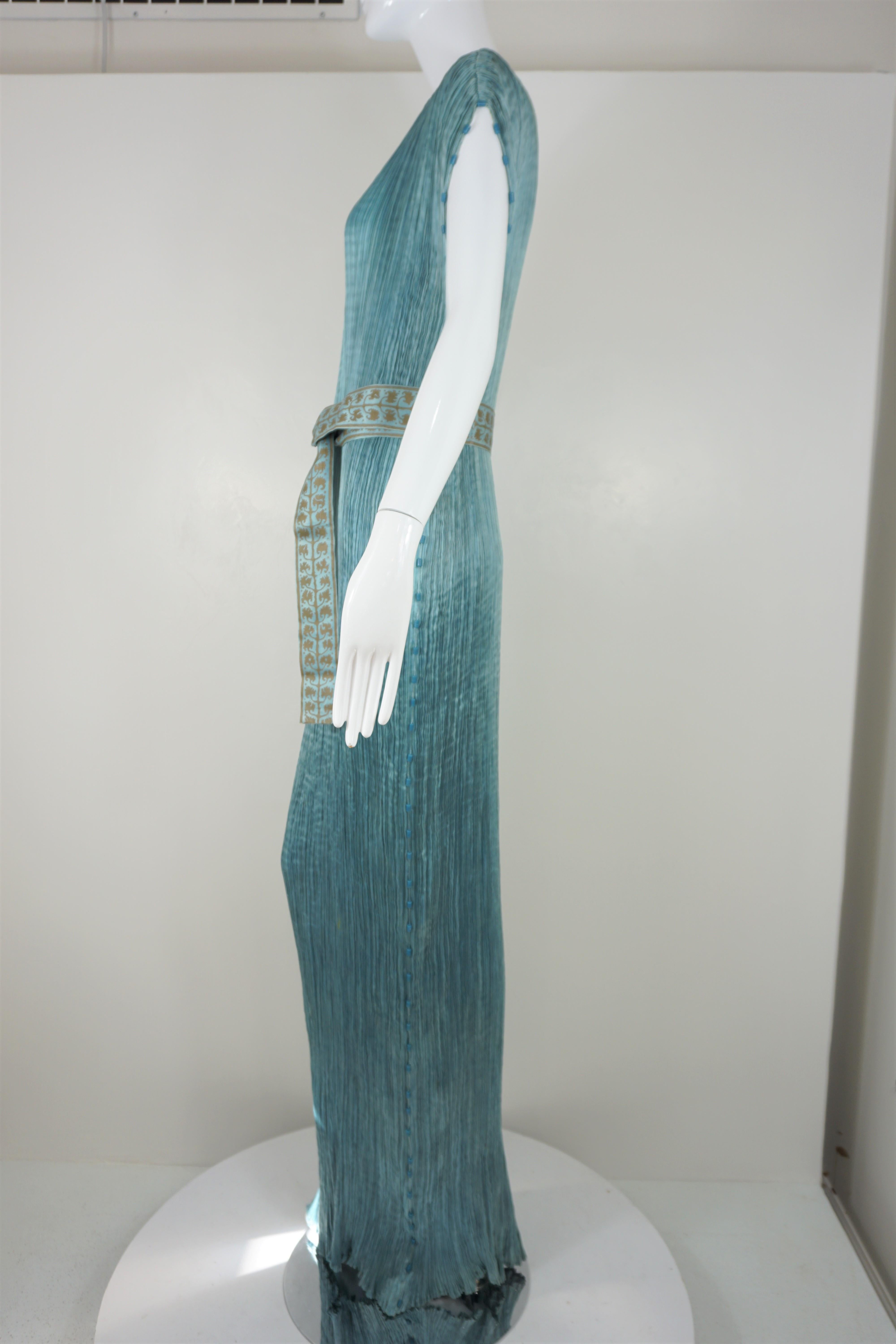 Mariano Fortuny Vestido de seda Delphos plisado azul con cinturón estarcido 1