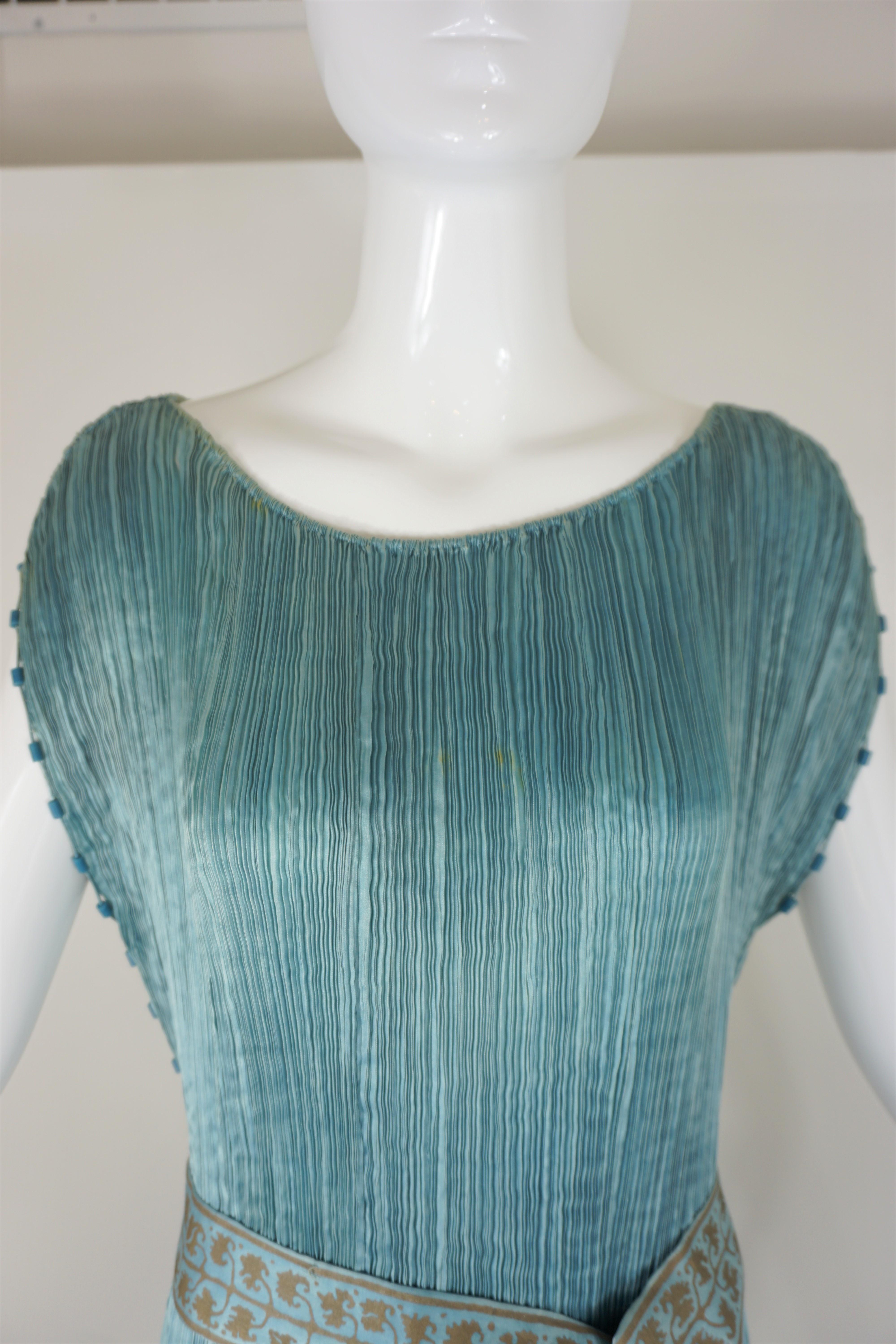 Mariano Fortuny Vestido de seda Delphos plisado azul con cinturón estarcido 2