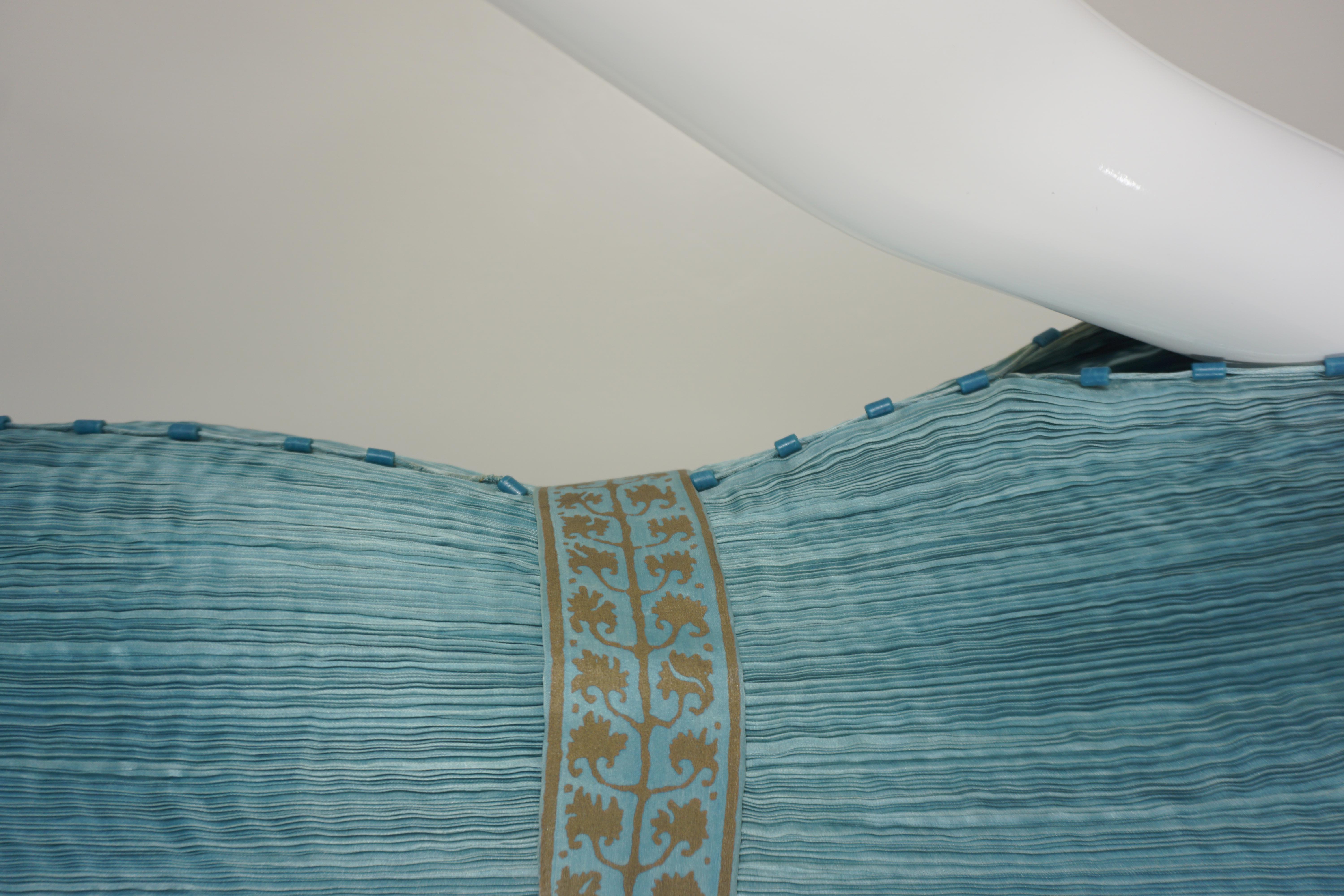 Mariano Fortuny Vestido de seda Delphos plisado azul con cinturón estarcido 3