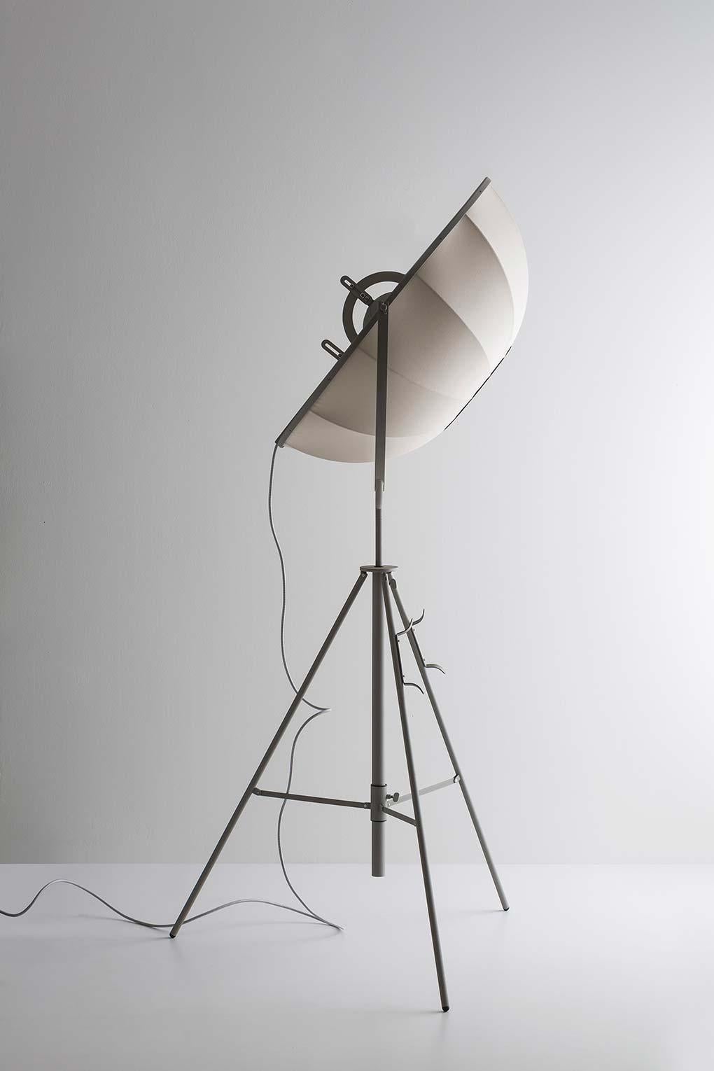 Mariano Fortuny y Madrazo 1907 Moda, gray, titanium modern floor lamp, Pallucco.

 Conceived by Mariano Fortuny in 1907, Fortuny was inspired by experiments he carried out in that year on a new indirect lighting system for stage lighting. His