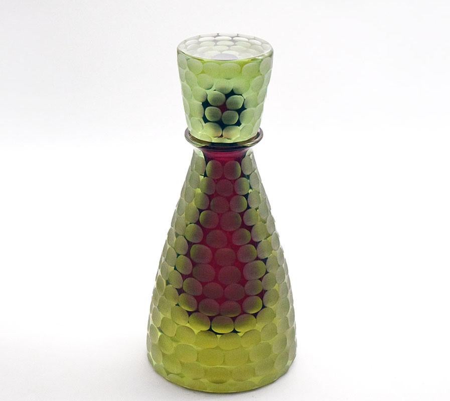 Mariano Moro Murano, bottle sculpture from the 90s.
Bottle with stopper, in thick blown glass, incamiciato, sommerso and battuto..
Signed on the bottom.
In excellent condition.