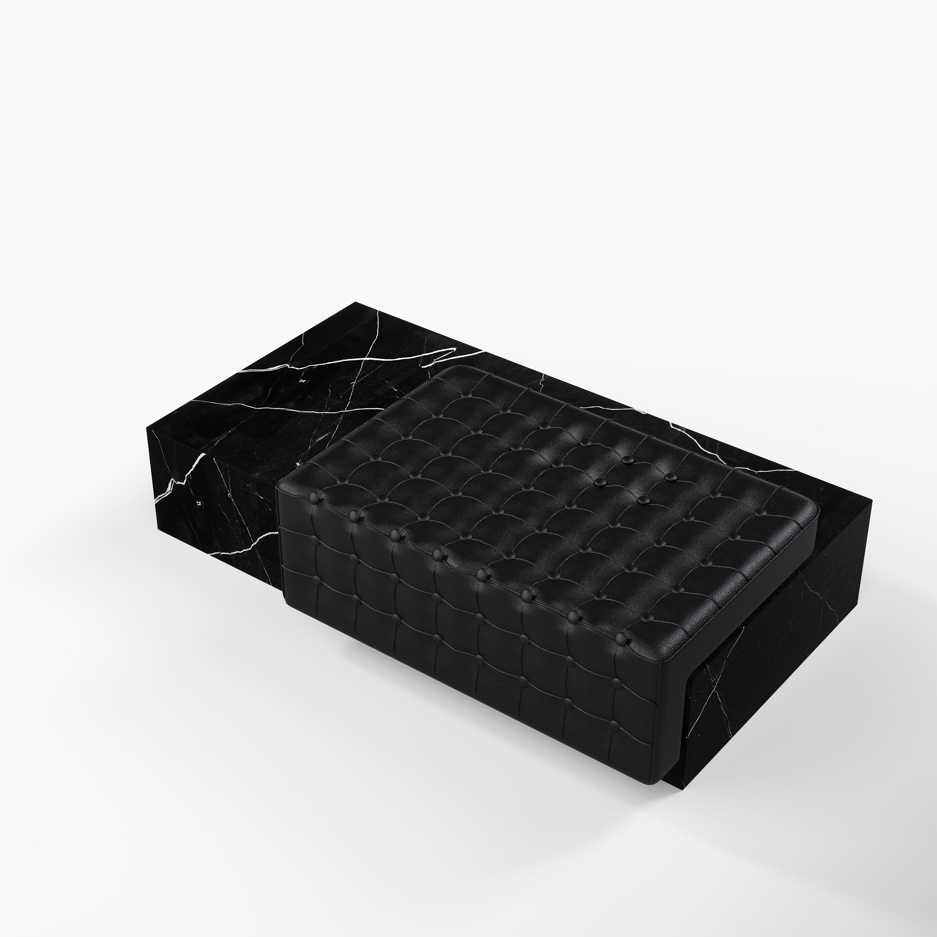 Questa chaise longue con inserti in pelle marmorizzata è una presenza scultorea controbilanciata dal contrasto inaspettato dei suoi materiali. Il pezzo è realizzato in marmo di alta qualità, che mantiene l'estetica superba della pietra naturale e al
