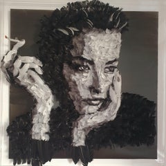 "Écran noir" Contemporary feather portrait - Marie-Ange Daudé - Woman, B&W, Gaze