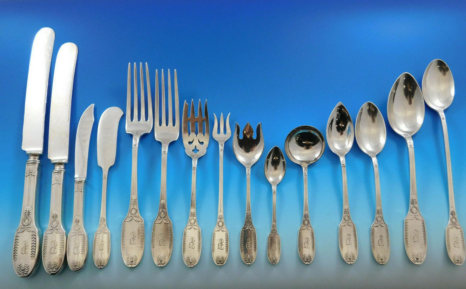 Superb monumentale Dinner und Luncheon Size Marie Antoinette von Alvin circa 1910 Sterling Silber Besteck, 201 Stück, in riesigen Vintage Brust. Dieses Set enthält:

12 Messer in Tafelgröße, 9 3/4