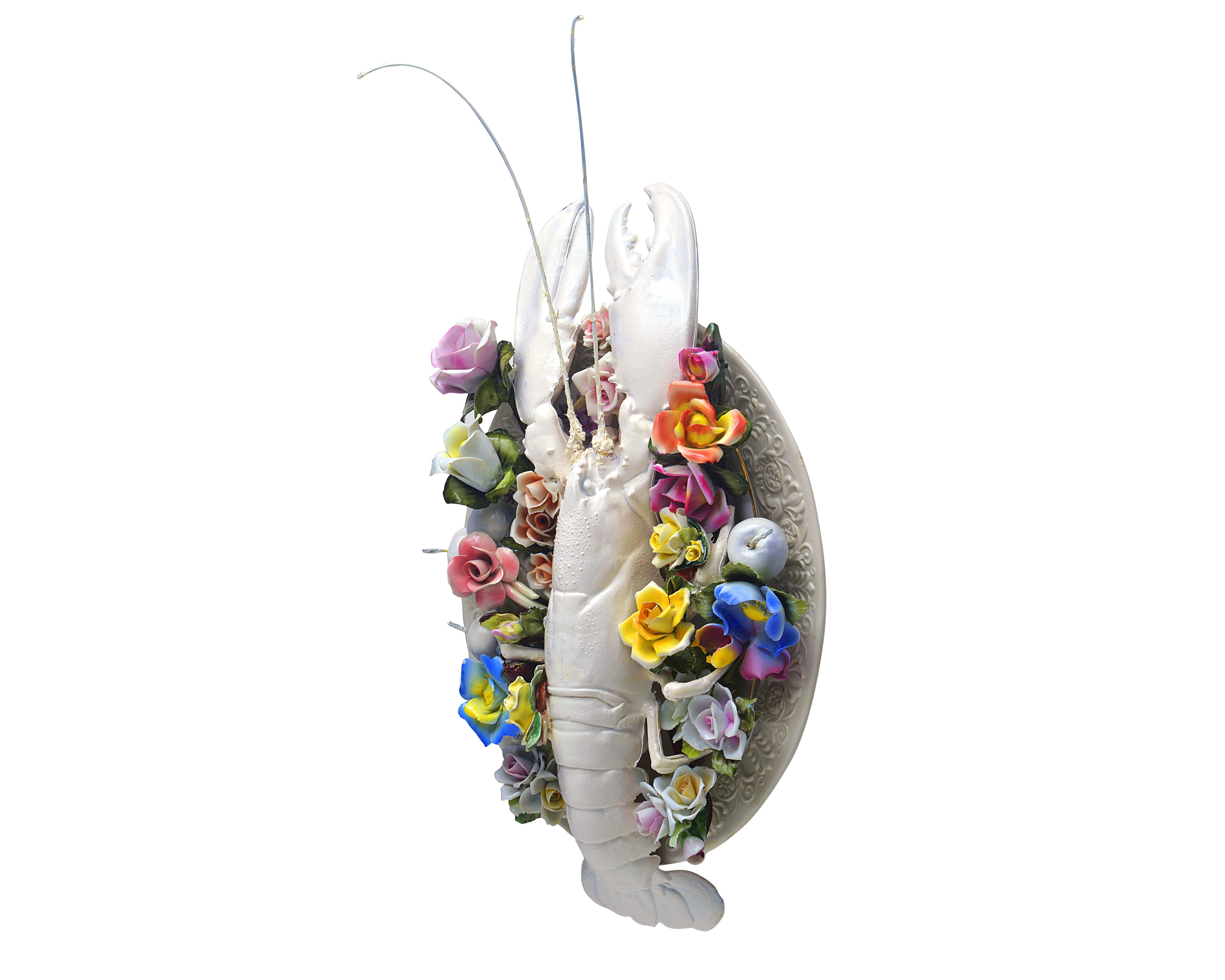 Komposition durchgeführt mit:
Keramik- und Porzellanteller, Plastikspielzeug, Blumen aus Capodimonte-Porzellan und verschiedene Porzellane.
Aufhängesystem mittels Metallring und Stoff.
Als ich ein Kind war, mochte ich Barbies, Elfen, Zwerge und