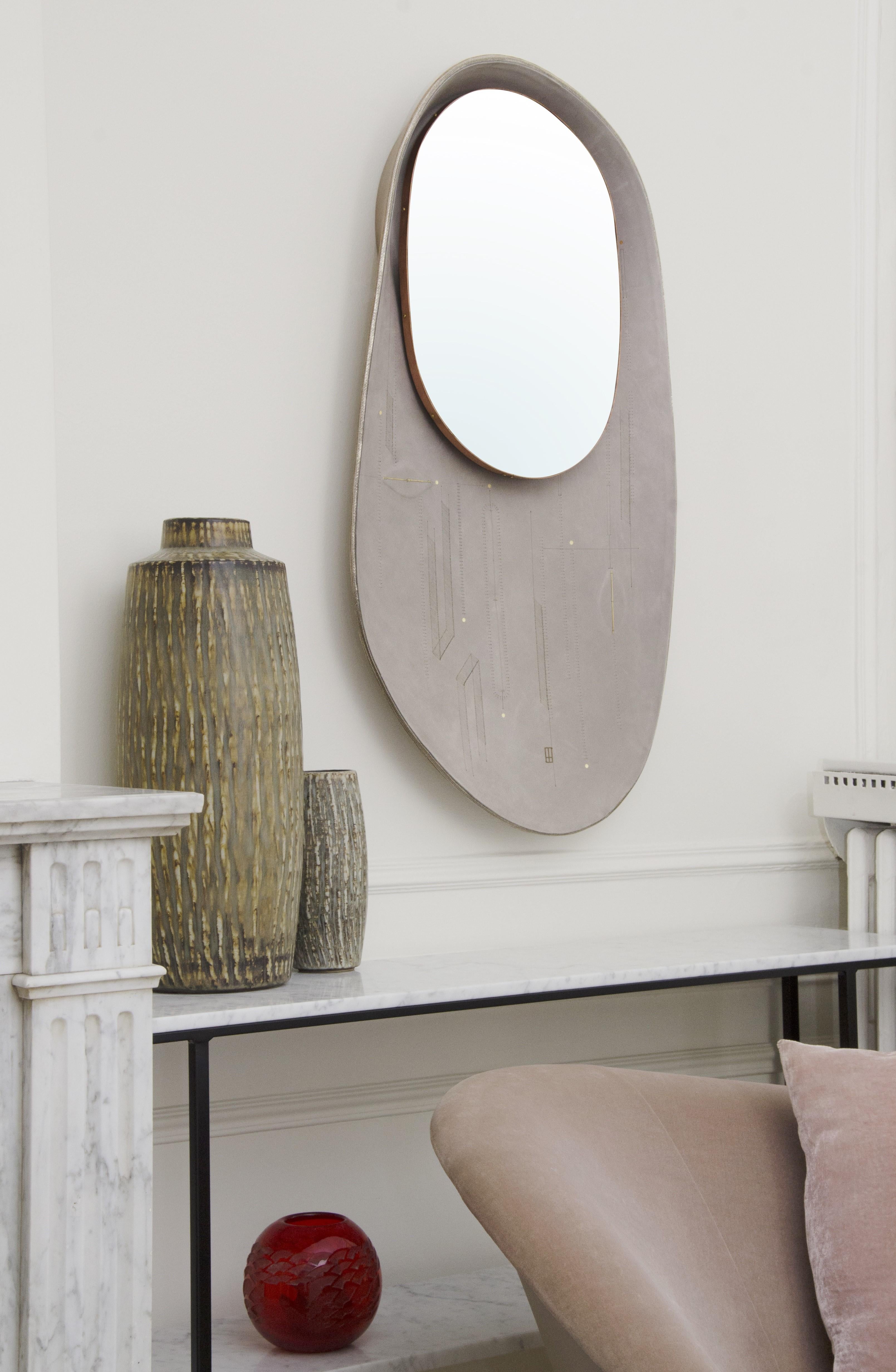 Miroir ovale incrusté en cuir sculpté gris avec détails en cuivre et or - Abstrait Mixed Media Art par Marie Barthès