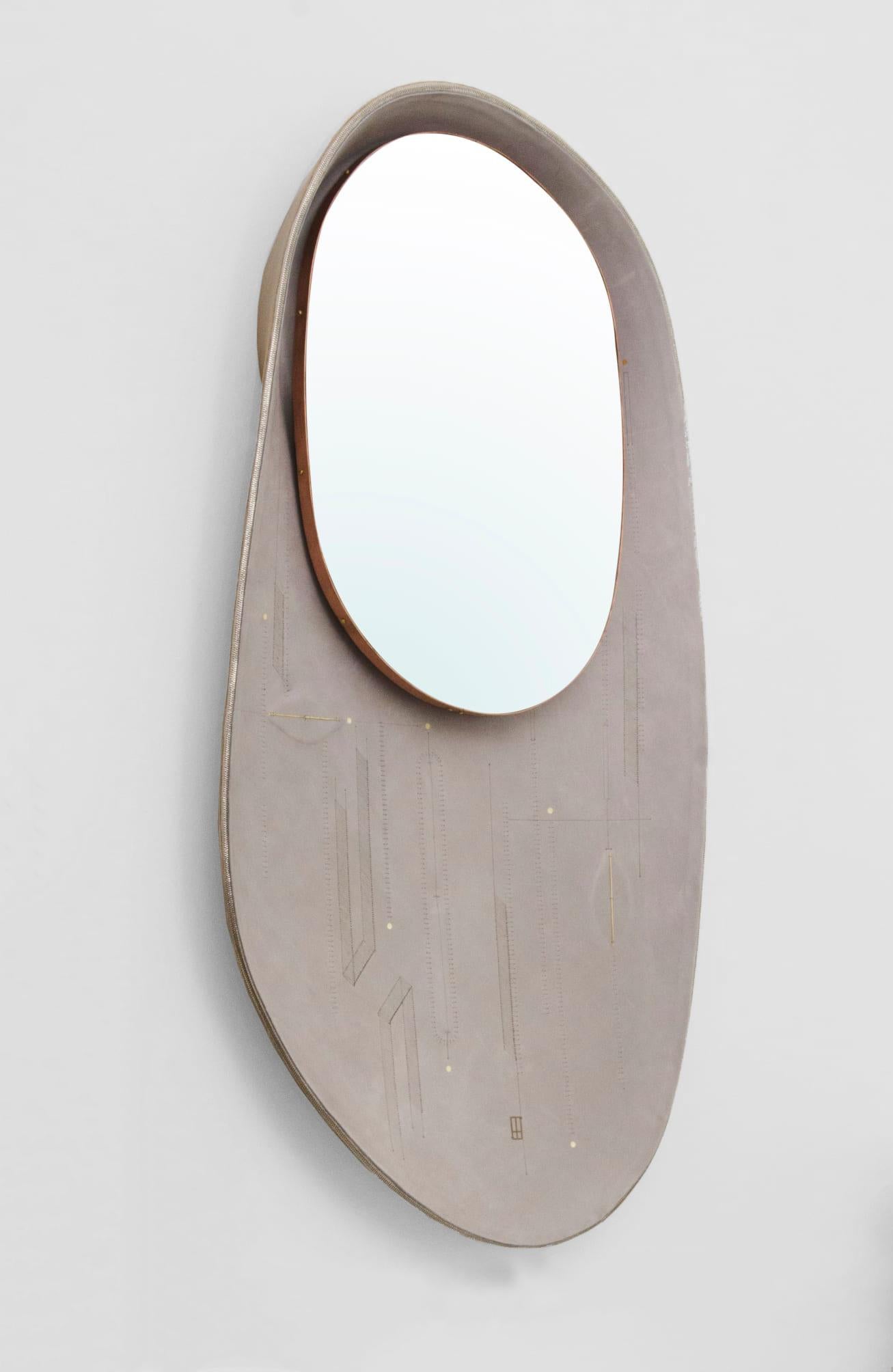 Miroir ovale incrusté en cuir sculpté gris avec détails en cuivre et or en vente 1