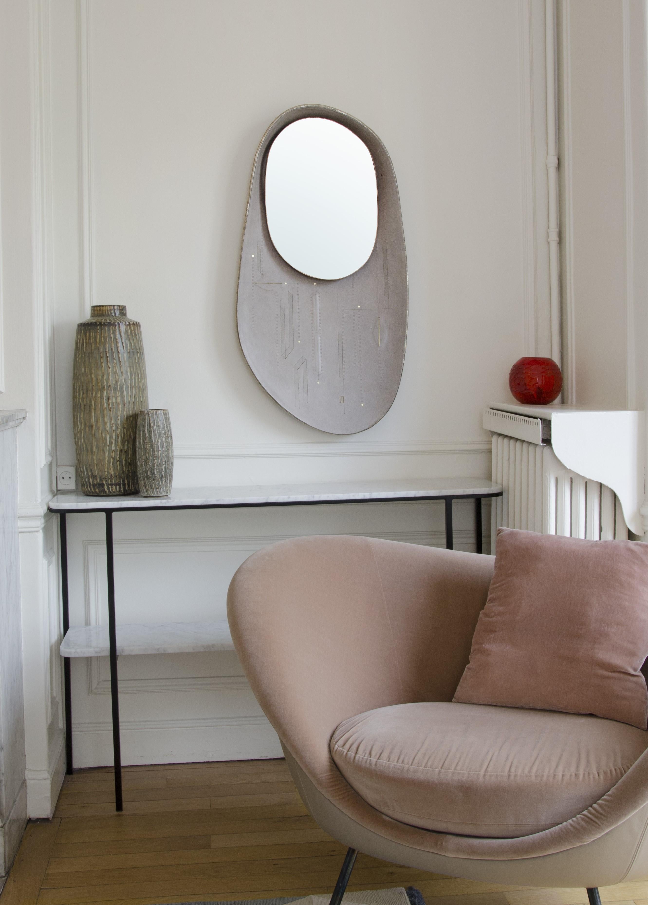 Miroir ovale incrusté en cuir sculpté gris avec détails en cuivre et or en vente 2