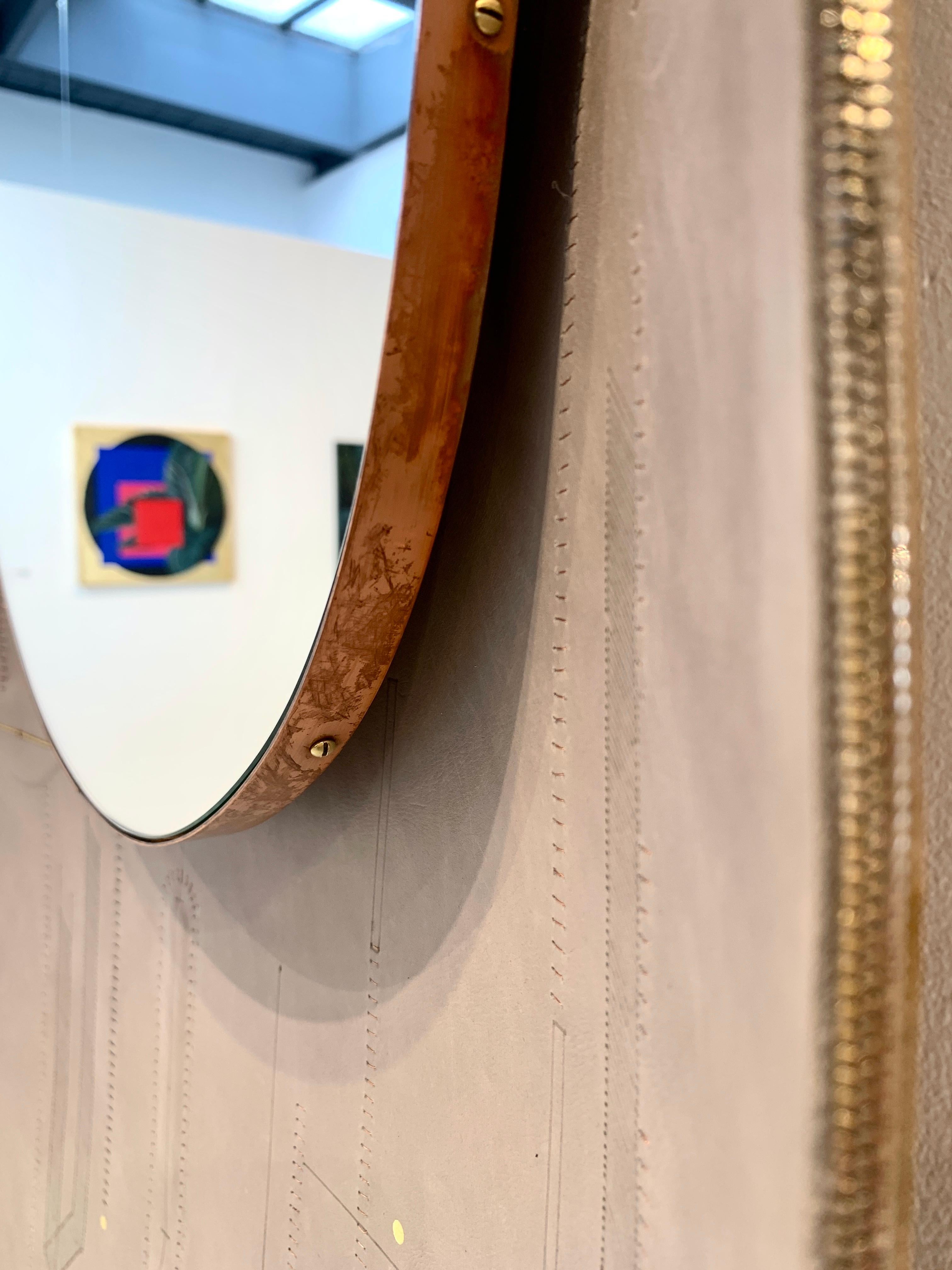 Miroir ovale incrusté en cuir sculpté gris avec détails en cuivre et or en vente 4