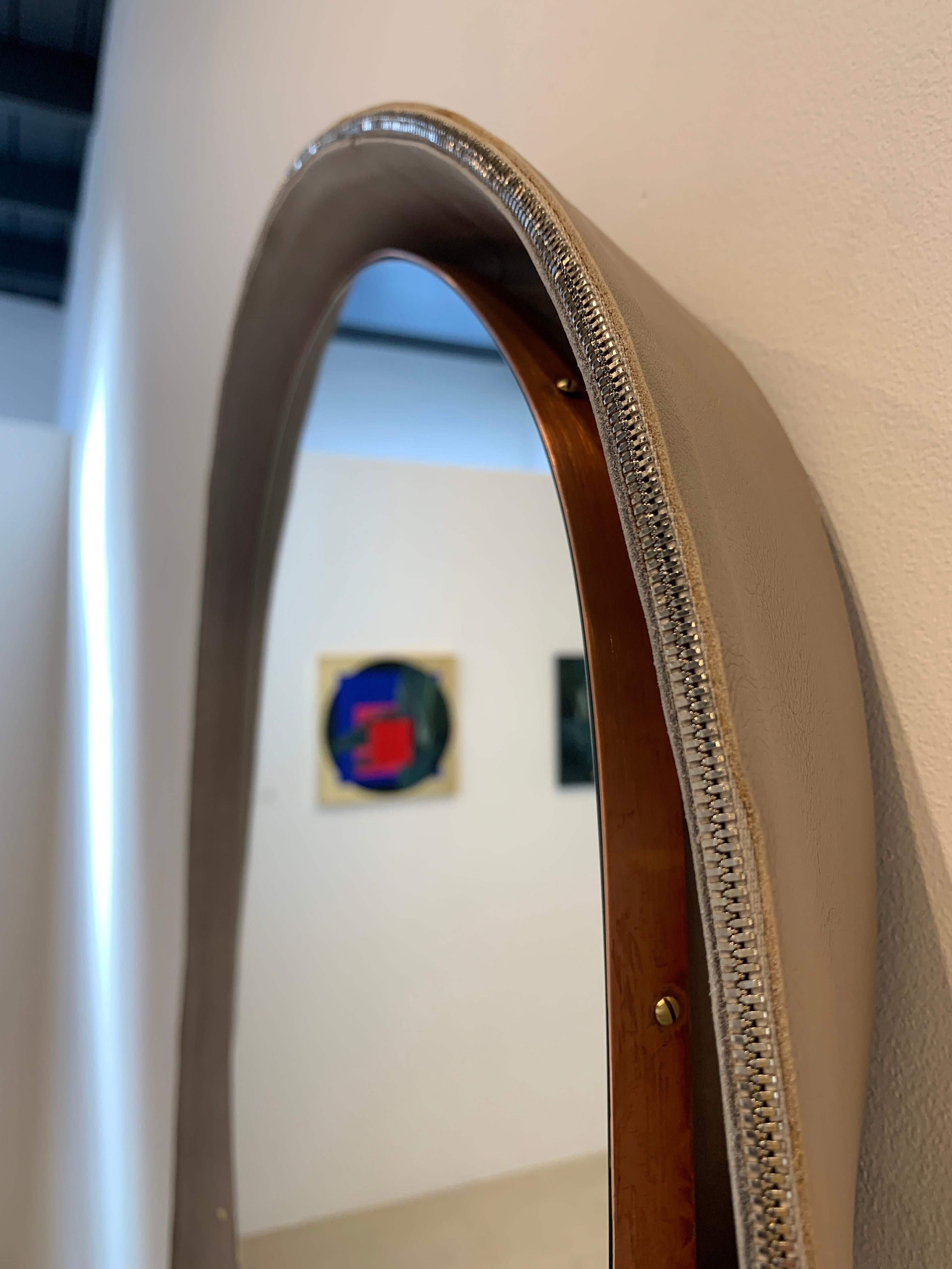 Miroir ovale incrusté en cuir sculpté gris avec détails en cuivre et or en vente 6