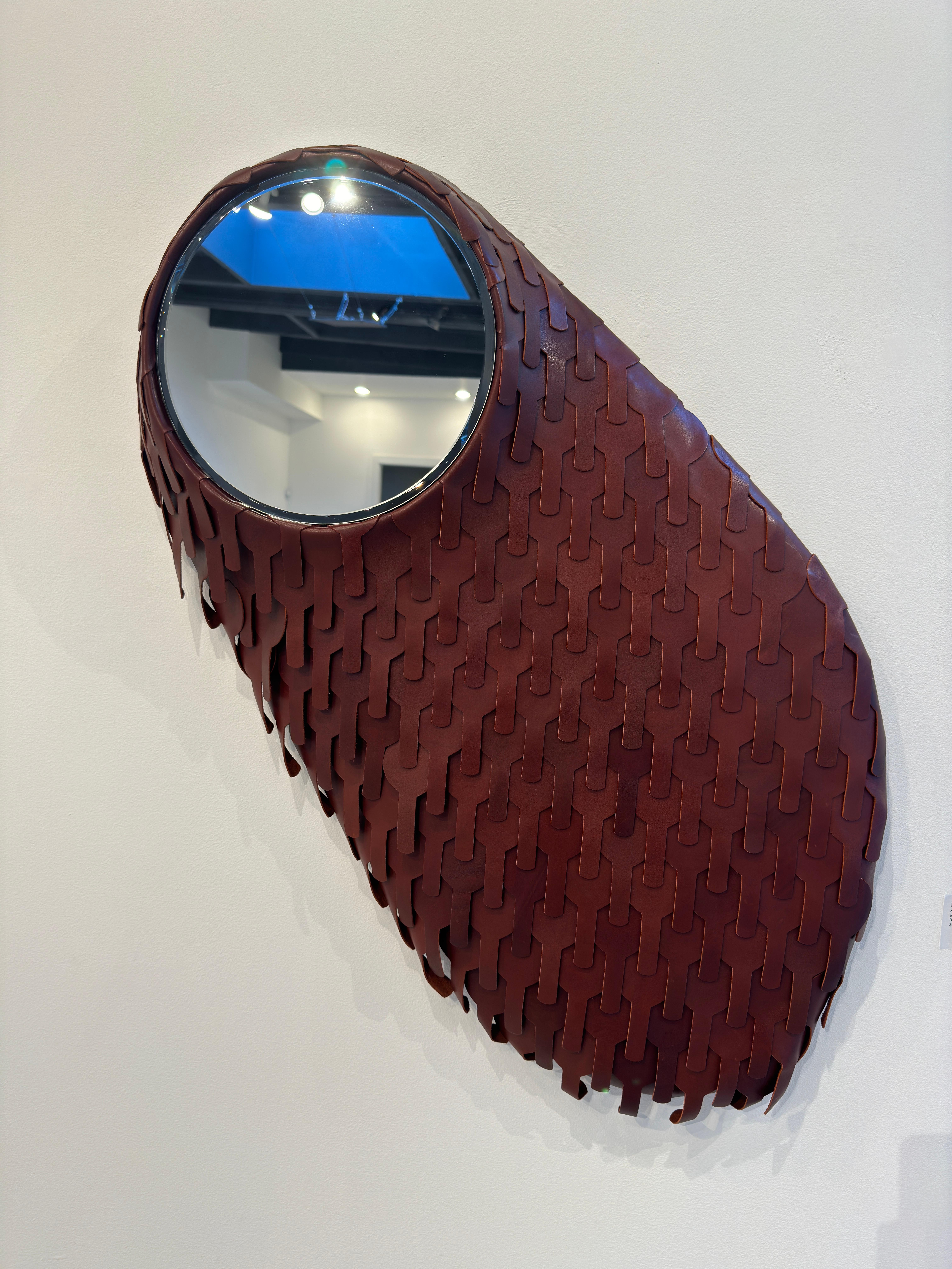 Miroir rond incrusté en cuir sculpté marron en vente 7