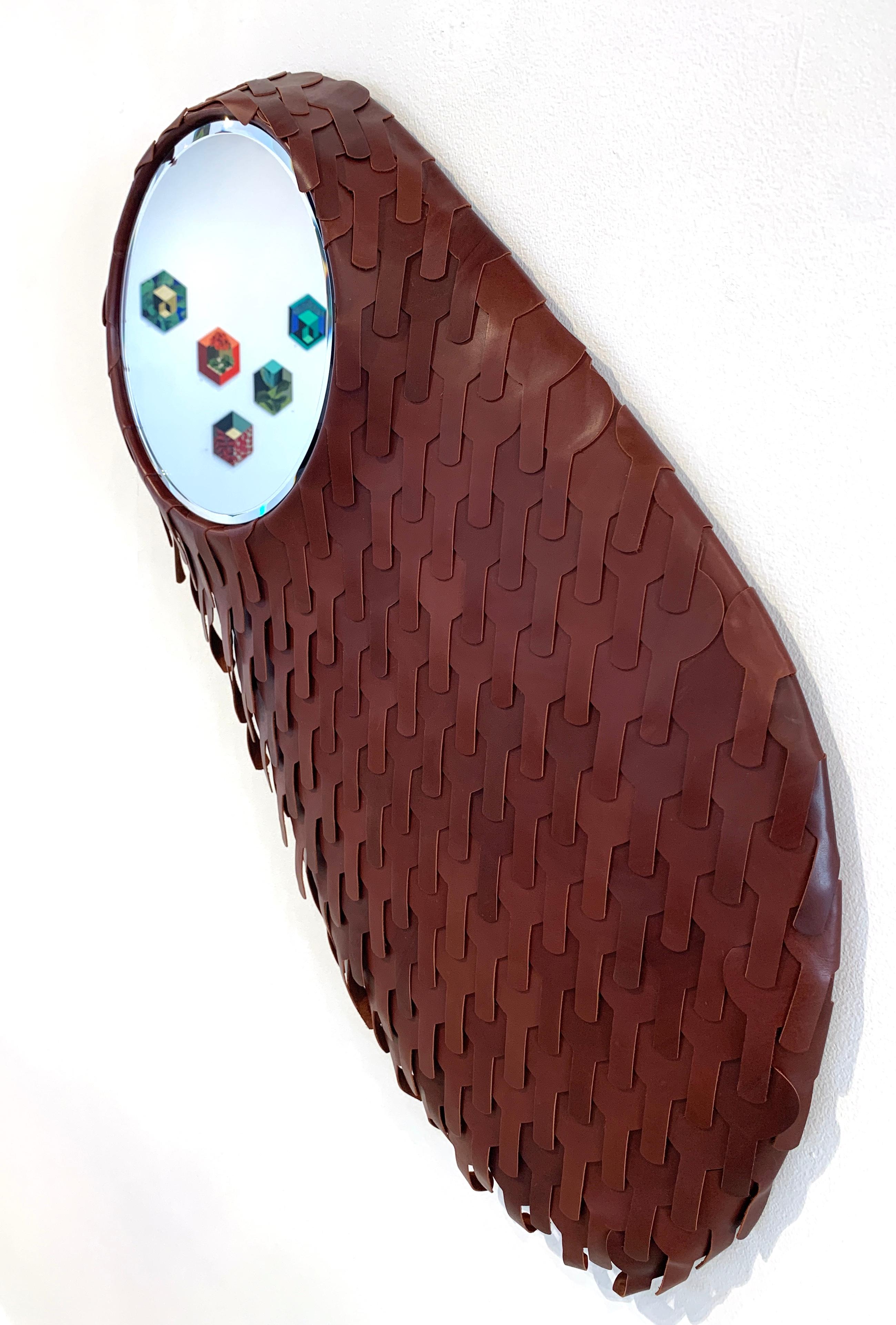 Miroir rond incrusté en cuir sculpté marron - Abstrait Mixed Media Art par Marie Barthès