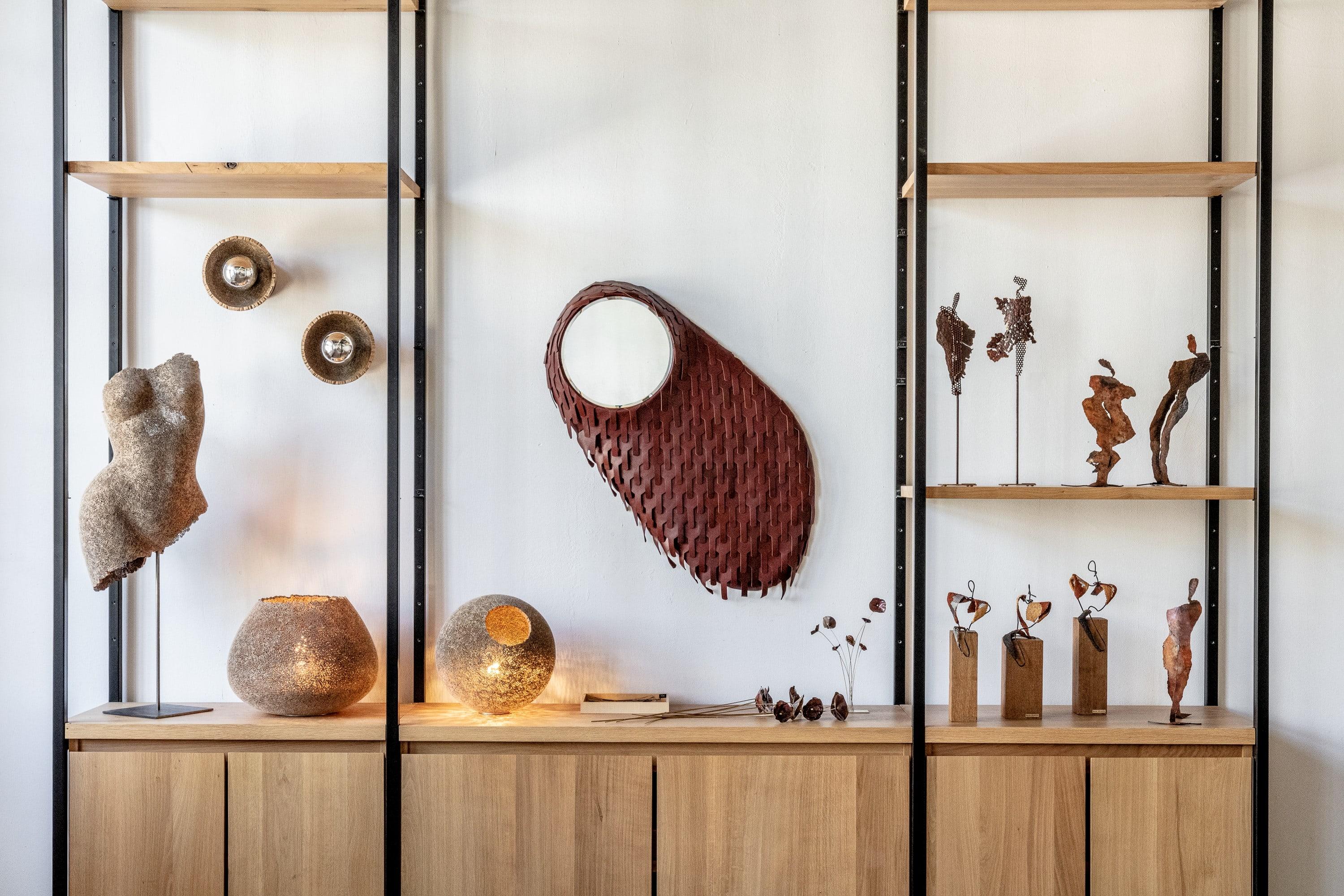 Il s'agit d'un luxueux miroir en cuir sculpté, unique en son genre, réalisé par Marie Barthès. 
Un miroir circulaire est incrusté dans du cuir marron sculpté à la main. Le recto et le verso sont recouverts de cuir avec la signature gravée de