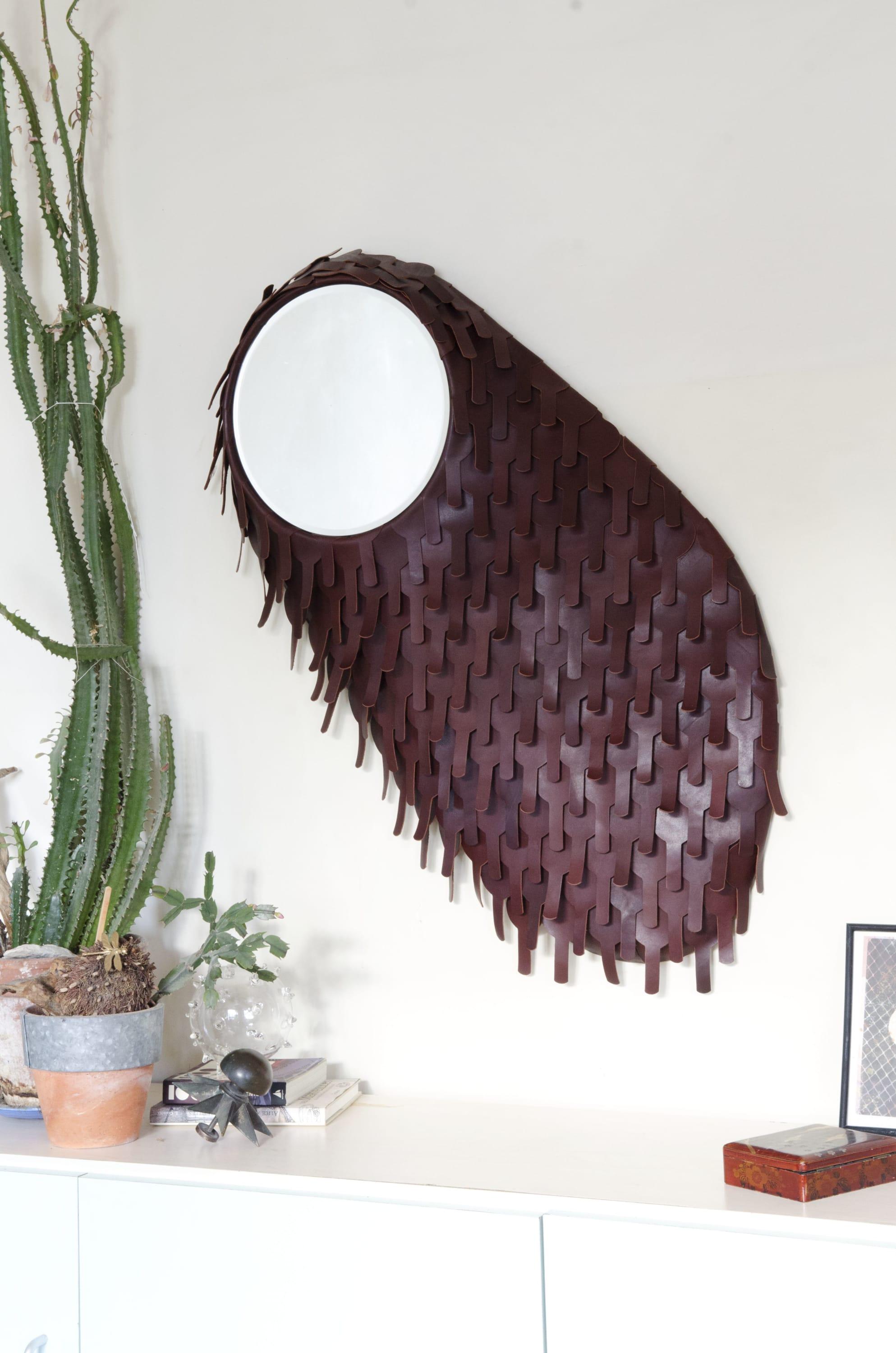 Miroir rond incrusté en cuir sculpté marron en vente 1