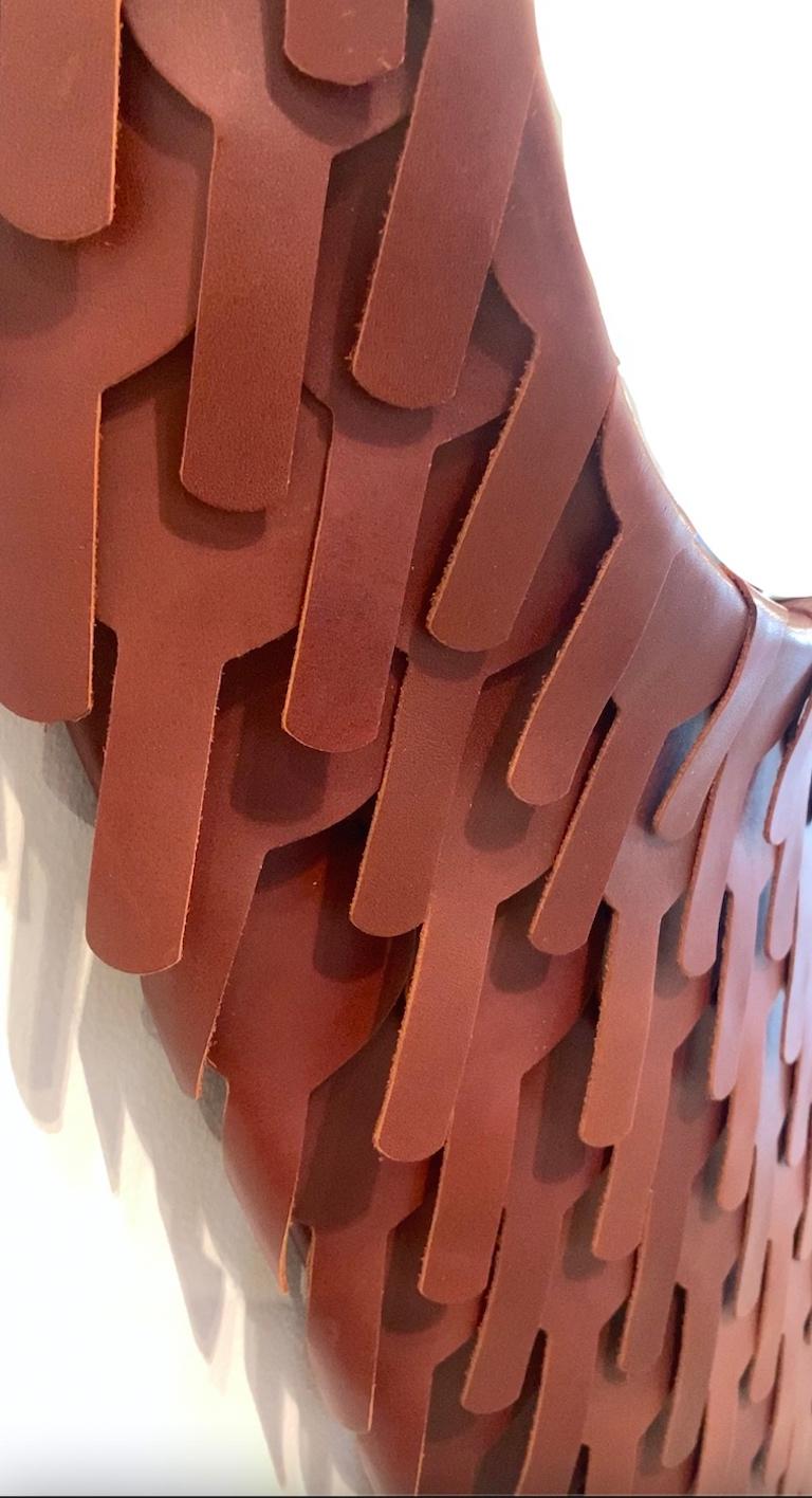 Miroir rond incrusté en cuir sculpté marron en vente 2