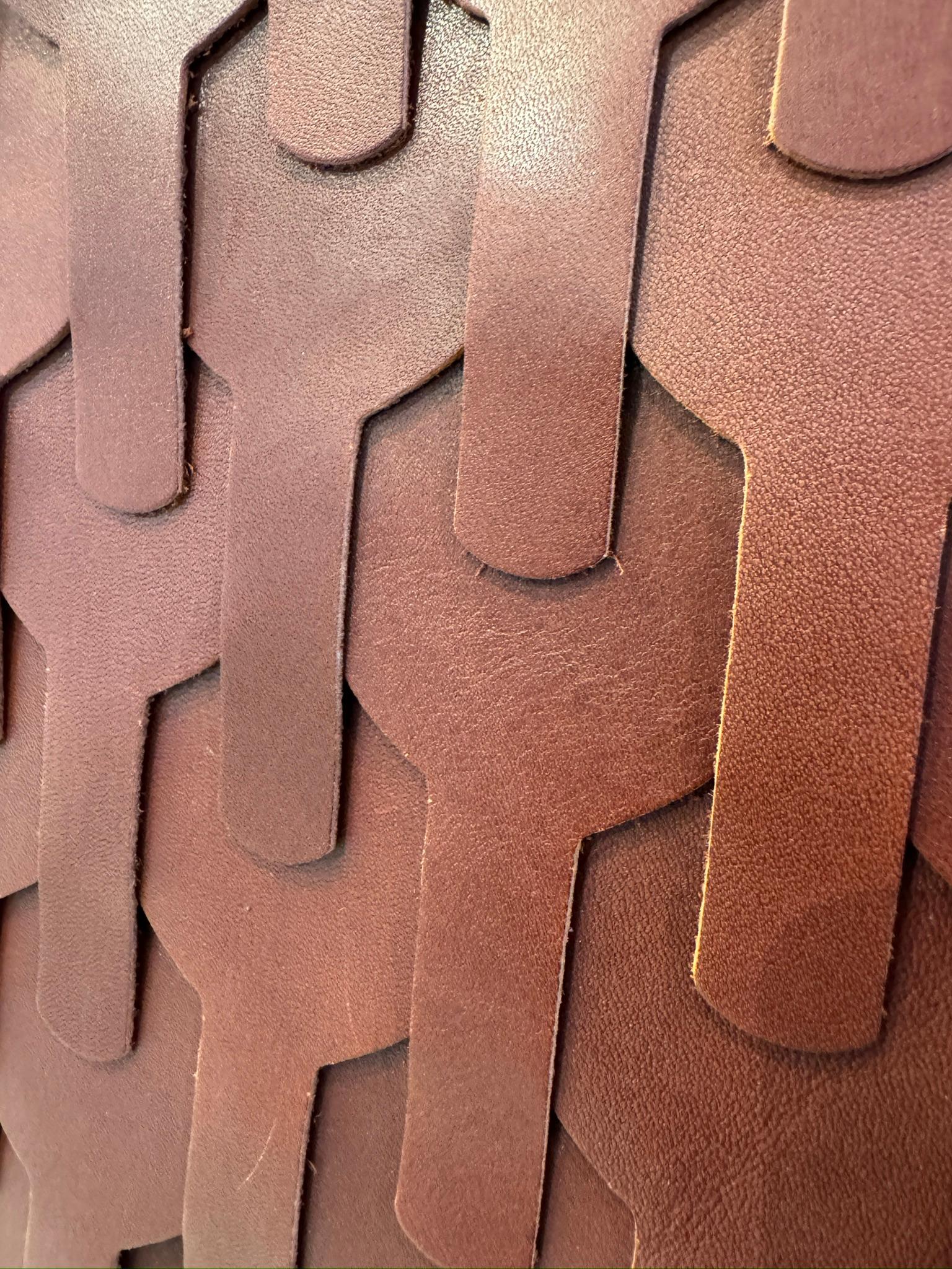 Miroir rond incrusté en cuir sculpté marron en vente 3