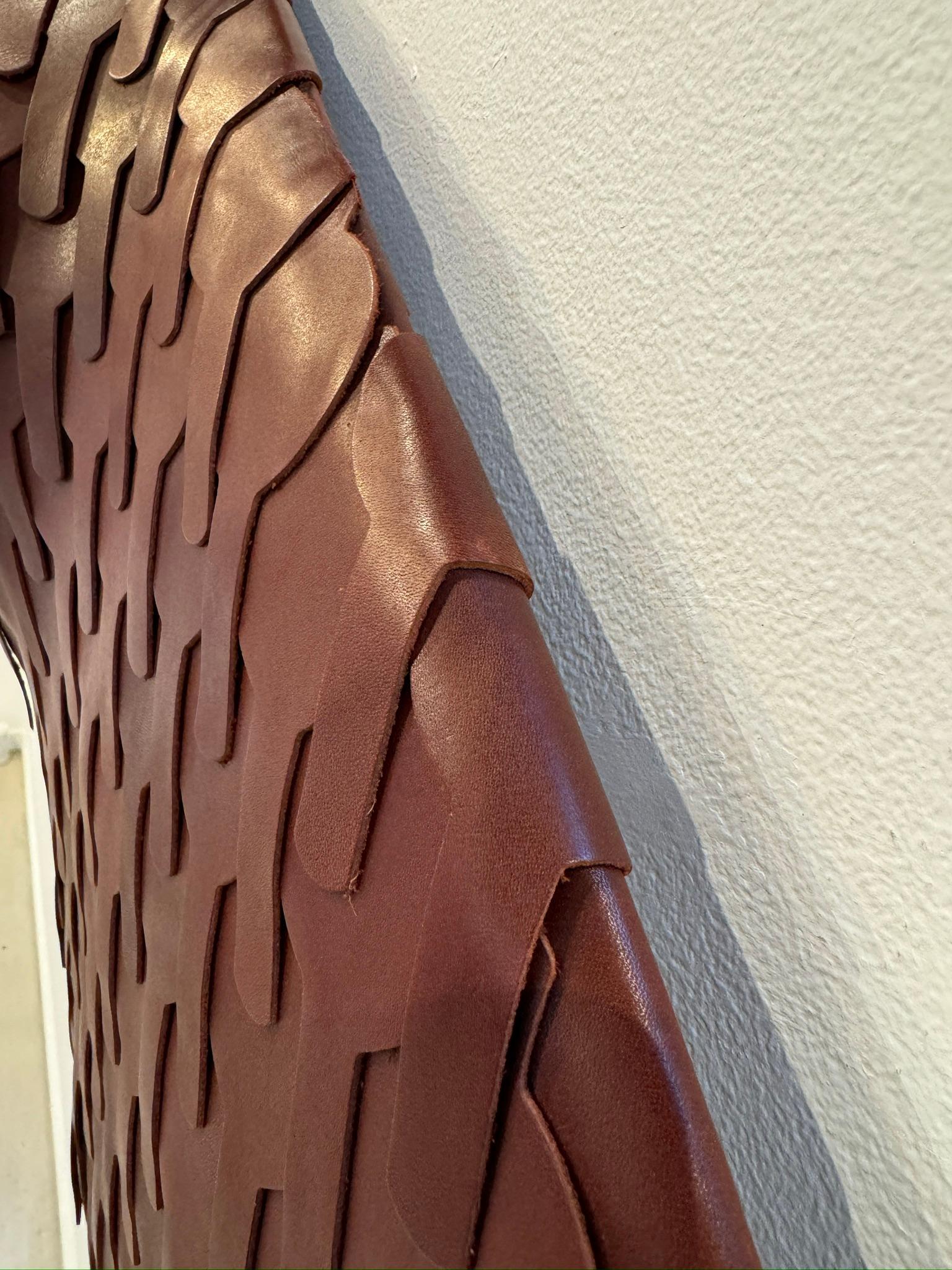 Miroir rond incrusté en cuir sculpté marron en vente 4